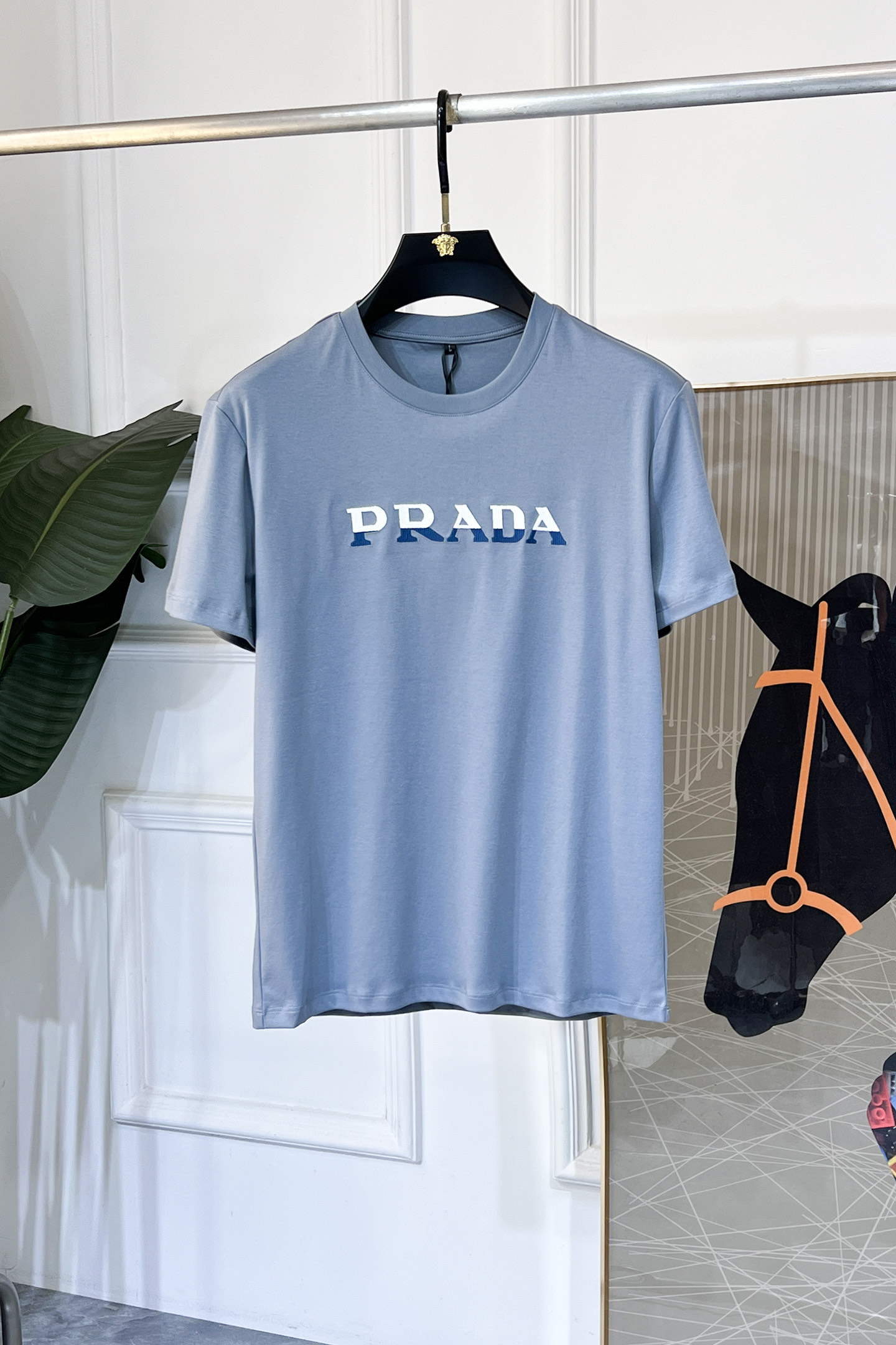 NO:935986,Prada - 2026ss Spring and Summer high-quality short-sleeved T-shirts. Official website synchronization. High-end quality. Customized top-grade mercerized cotton fabric, 1:1 production by top manufacturers, fashionable brand heavy craftsmanship logo design, soft and delicate feel. Skin-friendly and comfortable to wear. Versatile and casual. The upper body is very good. Handsome. A must-have for trendy men. Sizes M-4XL. Can wear up to 200 pounds!  ,,prada,T-shirt,tees,t-shirt,19860909普拉达 - 2026ss年贺岁款春夏精品短袖T恤 官网同步 高端品质 定制顶级丝光棉面料,顶级大厂1:1制作,时尚大牌重工艺logo设计,手感柔软细腻 穿着亲肤舒适 百搭休闲 上身非常赞 帅气 潮男必备品 尺码M-4XL 最大可穿200斤！,,prada,T-shirt,tees，t-shirt,,Men's clothing