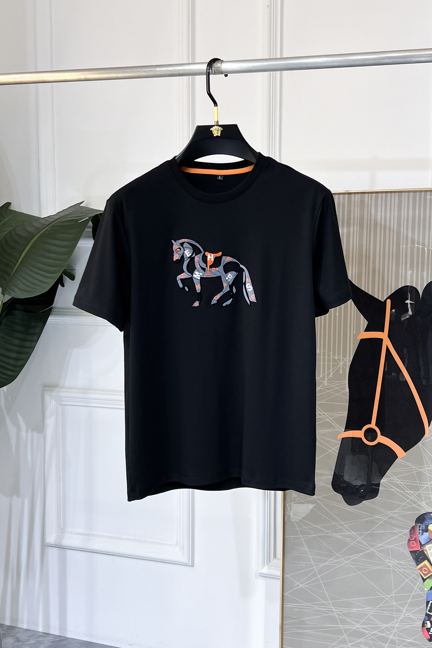 NO:936009,Hermès - 2026ss Spring and Summer high-quality short-sleeved T-shirts. Official website synchronization. High-end quality. Customized top-grade mercerized cotton fabric, 1:1 production by top manufacturers, fashionable brand heavy craftsmanship logo design, soft and delicate feel. Skin-friendly and comfortable to wear. Versatile and casual. The upper body is very good. Handsome. A must-have for trendy men. Sizes M-4XL. Can wear up to 200 pounds!  ,,hermes,T-shirt,tees,t-shirt,19860909爱玛仕 - 2026ss年贺岁款春夏精品短袖T恤 官网同步 高端品质 定制顶级丝光棉面料,顶级大厂1:1制作,时尚大牌重工艺logo设计,手感柔软细腻 穿着亲肤舒适 百搭休闲 上身非常赞 帅气 潮男必备品 尺码M-4XL 最大可穿200斤！,,hermes,T-shirt,tees，t-shirt,,Men's clothing