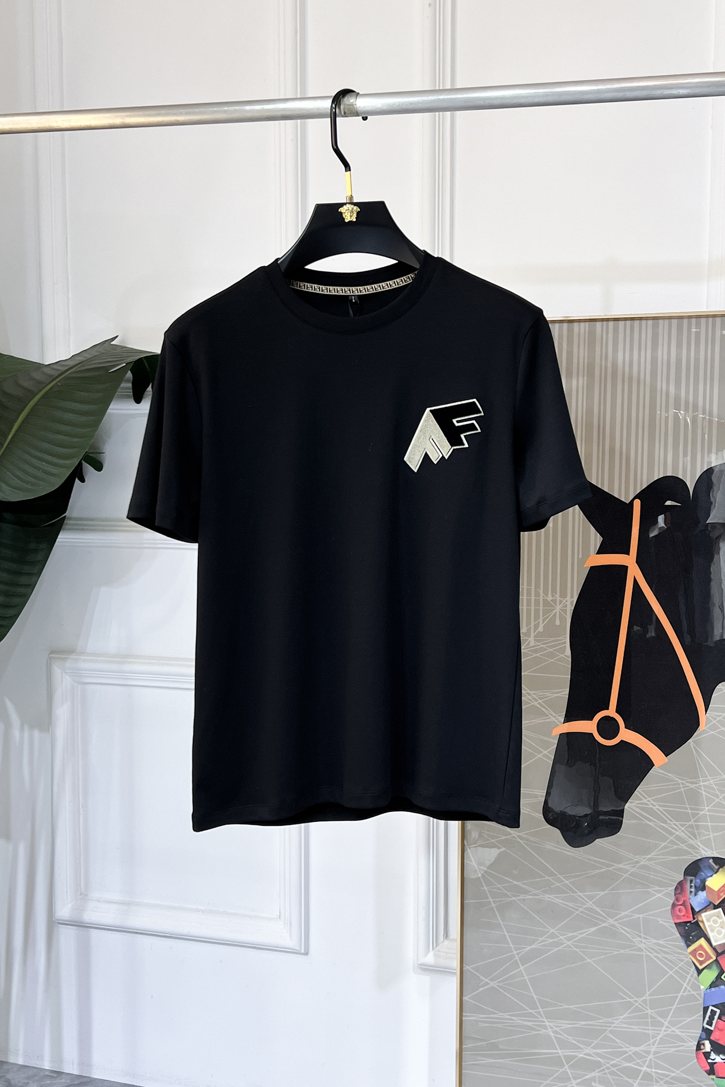 NO:936026,Fendi - 2026ss spring and summer high-quality short-sleeved T-shirts for the New Year. Official website synchronization. High-end quality. Customized top-grade mercerized cotton fabric, 1:1 production by top manufacturers, fashionable big-name heavy craftsmanship logo design, soft and delicate feel. Skin-friendly and comfortable to wear. Versatile and casual. The upper body is very good. Handsome. A must-have for trendy men. Sizes M-4XL. Can wear up to 200 pounds!  ,,fendi,T-shirt,tees,t-shirt,19860909芬迪 - 2026ss年贺岁款春夏精品短袖T恤 官网同步 高端品质 定制顶级丝光棉面料,顶级大厂1:1制作,时尚大牌重工艺logo设计,手感柔软细腻 穿着亲肤舒适 百搭休闲 上身非常赞 帅气 潮男必备品 尺码M-4XL 最大可穿200斤！,,fendi,T-shirt,tees，t-shirt,,Men's clothing