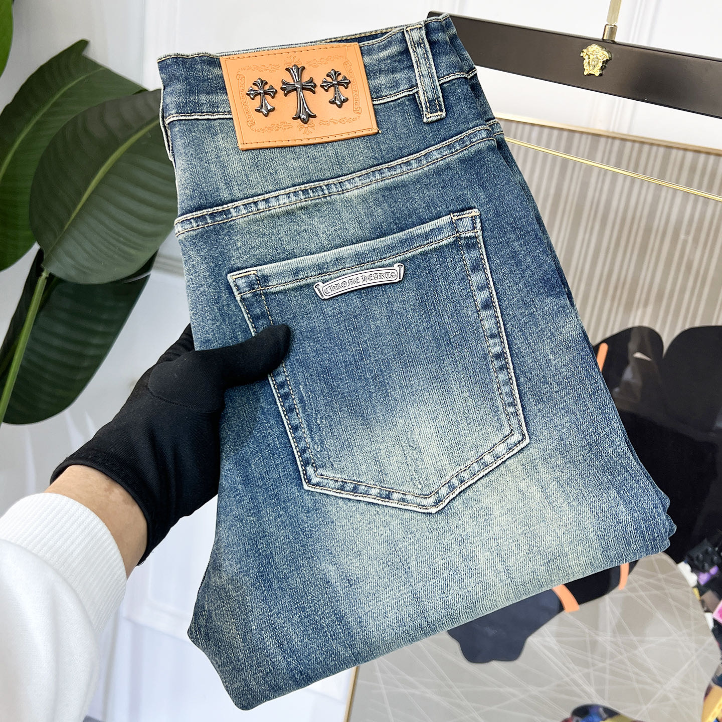 NO:135197,Croxin - 2025ss Snake Spring and Summer New Year jeans. Original 1:1 production, perfect choice for daily life, simple, atmospheric, fashionable and stylish, customized imported tannin fabric, heavy industry washing process, complex and exquisite workmanship. Easy to meet the needs of the four seasons, soft and elastic, smooth and neat, original auxiliary materials, comfortable and easy to match, durable code number 29-38, chrome hearts, jeans, alexander wang19860909克罗芯 - 2025ss蛇年春夏贺岁款牛仔裤.原单1:1制作,日常必备的完美之选,简单大气亦时尚有型,定制进口丹宁面料 ,重工洗水工艺,做工复杂工艺精湛.轻松迎合四季需要,手感柔软带弹力,流畅利落,原版辅料五金,上身舒适非常易搭耐看码数29-38,,chrome hearts,jeans,alexander wang,Men's clothing