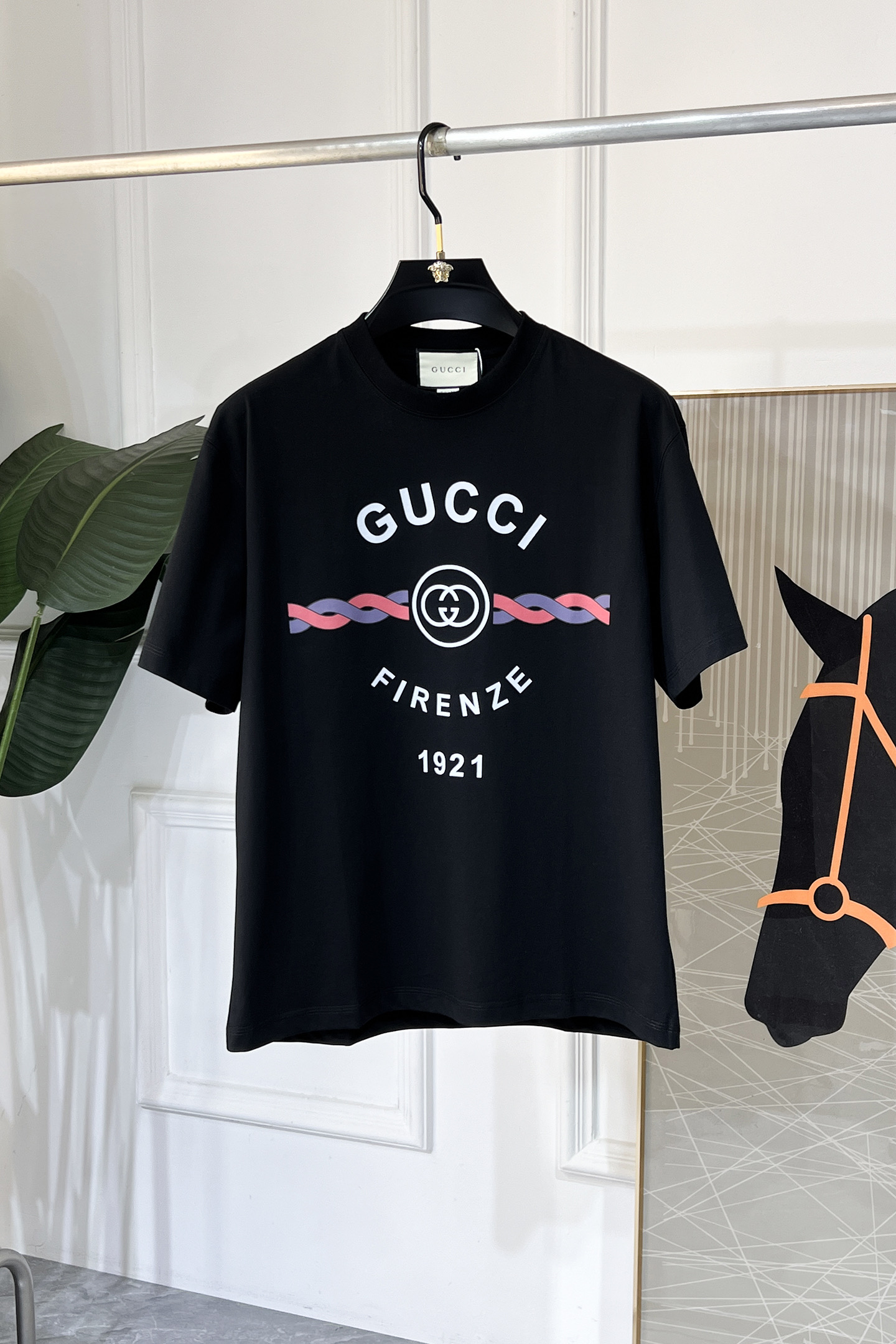 NO:520895,Guqi - New short-sleeved T-shirts for men and women in spring and summer, and are available at the same time as the counter!  Customized exclusive pure cotton fabric, with letter logo pattern printing technology design on the chest!  Simple and generous, calm and versatile, extremely high-end, perfectly integrated with fashion and style, a top fashionable style that perfectly suits the outside wear!  The overall feeling is natural!  The ultimate classic versatile short-sleeved T-shirt uses the latest three-dimensional logo elements to highlight the texture!  The ultimate perfection of heavy industry!  Fans who pursue high quality are please buy them by themselves, and all fans who know the goods are invited to appreciate this model together!  !  Size S-3XL can wear up to 220 catties!  ,T-shirt,tees,t-shirt,alexander wang19860909古奇 -春夏新款男女同款短袖T恤,专柜同步发售！定制专属纯棉面料,胸前字母logo图案印花工艺设计！简约大方,从容百搭,档次极高,完美融入时尚还有风情感一款完美符合外穿的顶尖时髦气质款！整体给人浑然天成的感觉！极致经典的百搭型短袖T恤,采用最新的立体logo元素凸显质感！极致的重工极致的完美！追求高品质的粉丝们请自行抢购,诚邀所有识货的粉丝一同鉴赏此款！！尺码S-3XL 最大可穿220斤！,,T-shirt,tees，t-shirt,alexander wang,Men's clothing