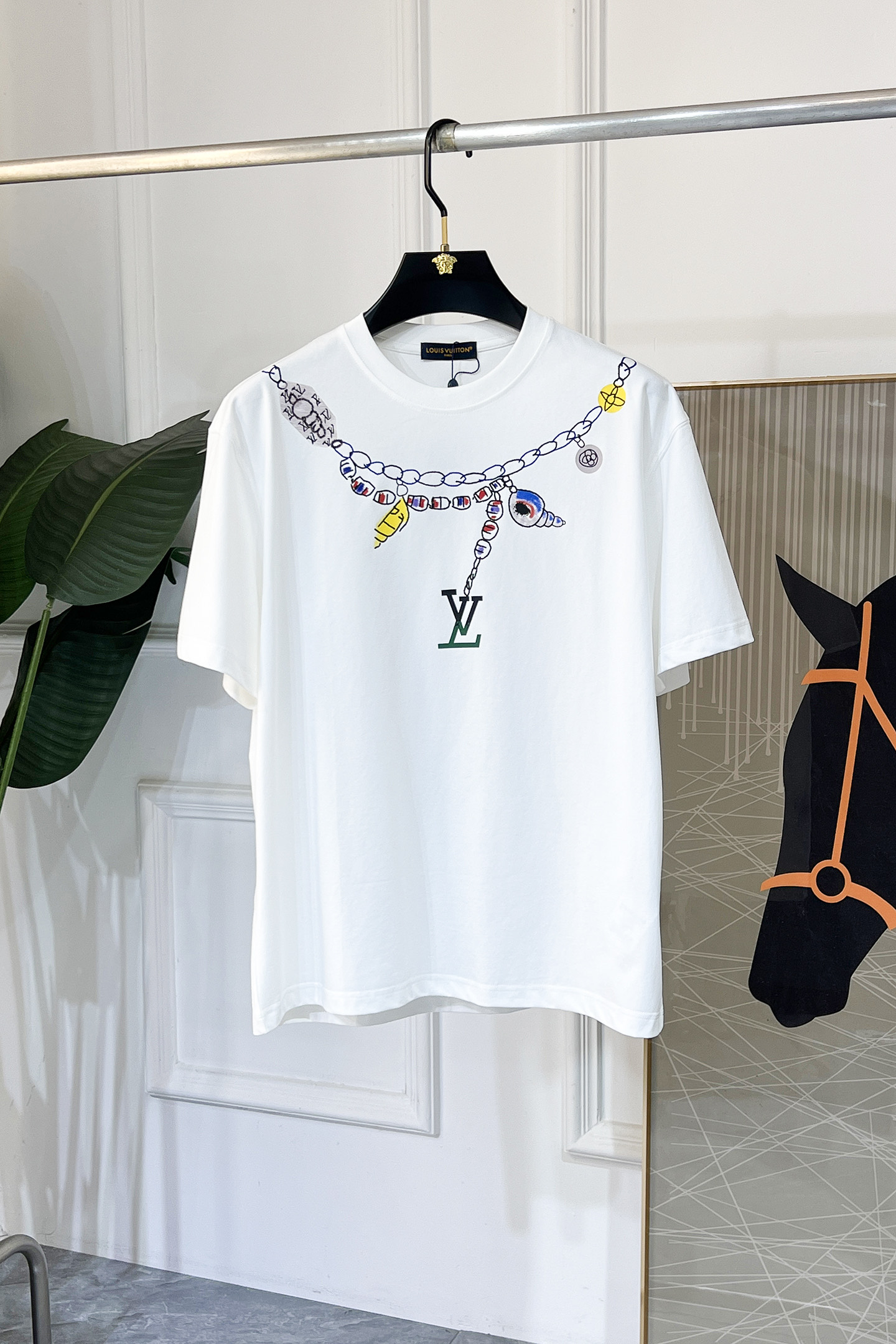 NO:520892,LV - New spring and summer short-sleeved T-shirts for men and women, and are available simultaneously for counters!  Customized exclusive pure cotton fabric, with letter logo pattern printing technology design on the chest!  Simple and generous, calm and versatile, extremely high-end, perfectly integrated with fashion and style, a top fashionable style that perfectly suits the outside wear!  The overall feeling is natural!  The ultimate classic versatile short-sleeved T-shirt uses the latest three-dimensional logo elements to highlight the texture!  The ultimate perfection of heavy industry!  Fans who pursue high quality are please buy them by themselves, and all fans who know the goods are invited to appreciate this model together!  !  Size S-3XL can wear up to 220 catties!  ,,louis vuitton,T-shirt,tees,t-shirt,alexander wang19860909LV -春夏新款男女同款短袖T恤,专柜同步发售！定制专属纯棉面料,胸前字母logo图案印花工艺设计！简约大方,从容百搭,档次极高,完美融入时尚还有风情感一款完美符合外穿的顶尖时髦气质款！整体给人浑然天成的感觉！极致经典的百搭型短袖T恤,采用最新的立体logo元素凸显质感！极致的重工极致的完美！追求高品质的粉丝们请自行抢购,诚邀所有识货的粉丝一同鉴赏此款！！尺码S-3XL 最大可穿220斤！,,louis vuitton,T-shirt,tees，t-shirt,alexander wang,Men's clothing