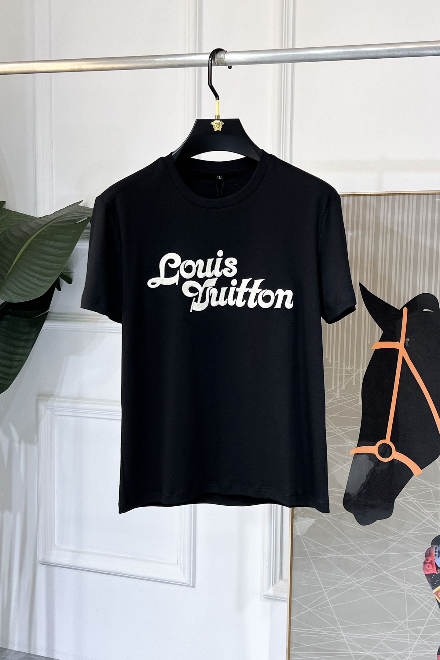 NO:935984,LV - 2026ss spring and summer high-quality short-sleeved T-shirt for the New Year. Official website synchronized. High-end quality. Customized top-grade mercerized cotton fabric, 1:1 production by top manufacturers, fashionable brand heavy craftsmanship logo design, soft and delicate feel. Skin-friendly and comfortable to wear. Versatile and casual. The upper body is very good. Handsome. A must-have for trendy men. Sizes M-4XL. Can wear up to 200 pounds!  ,,louis vuitton,T-shirt,tees,t-shirt,19860909LV - 2026ss年贺岁款春夏精品短袖T恤 官网同步 高端品质 定制顶级丝光棉面料,顶级大厂1:1制作,时尚大牌重工艺logo设计,手感柔软细腻 穿着亲肤舒适 百搭休闲 上身非常赞 帅气 潮男必备品 尺码M-4XL 最大可穿200斤！,,louis vuitton,T-shirt,tees，t-shirt,,Men's clothing