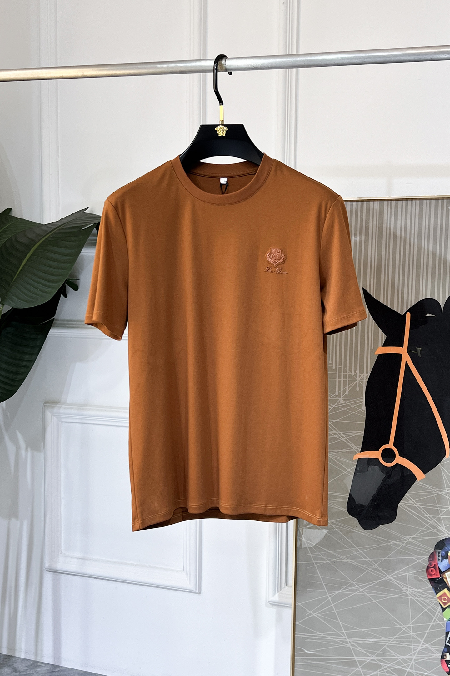 NO:936018,LP Nuoyou - 2026ss spring and summer high-quality short-sleeved T-shirt for the New Year. Official website synchronized. High-end quality. Customized top-grade mercerized cotton fabric, 1:1 production by top manufacturers, fashionable brand heavy craftsmanship logo design, soft and delicate feel. Skin-friendly and comfortable to wear. Versatile and casual. The upper body is very good. Handsome. A must-have for trendy men. Size M-4XL. Can wear up to 200 pounds!  ,,loro piana,T-shirt,tees,t-shirt,19860909LP诺悠 - 2026ss年贺岁款春夏精品短袖T恤 官网同步 高端品质 定制顶级丝光棉面料,顶级大厂1:1制作,时尚大牌重工艺logo设计,手感柔软细腻 穿着亲肤舒适 百搭休闲 上身非常赞 帅气 潮男必备品 尺码M-4XL 最大可穿200斤！,,loro piana,T-shirt,tees，t-shirt,,Men's clothing