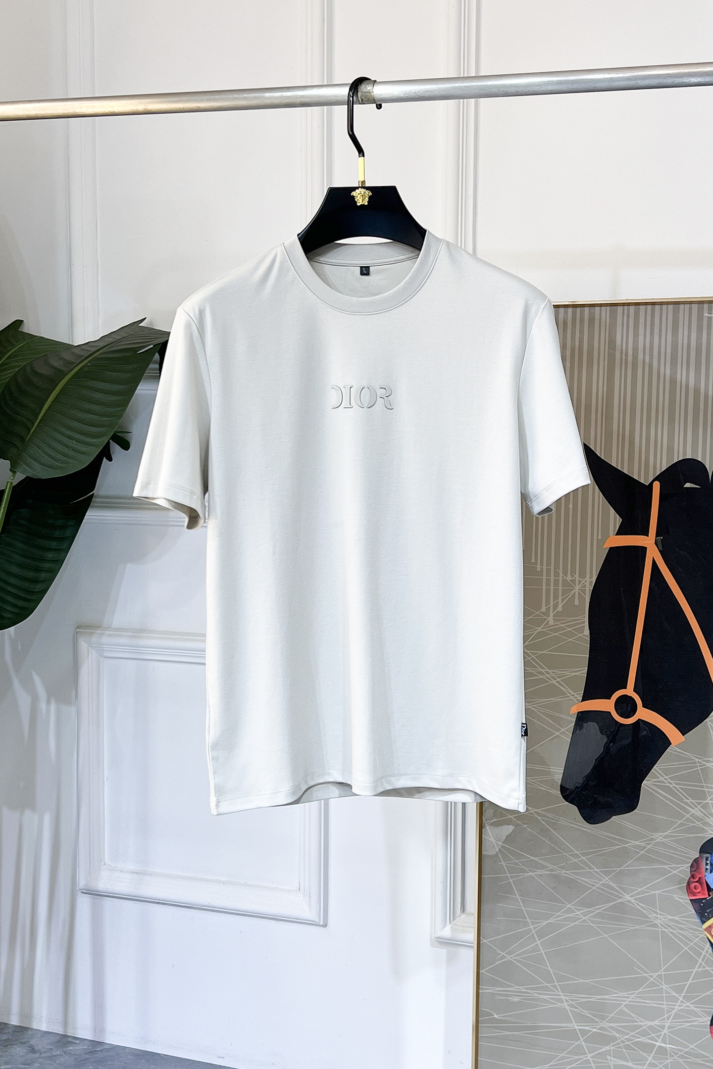 NO:936003,Dior - 2026ss spring and summer high-quality short-sleeved T-shirt for the New Year. Official website synchronized. High-end quality. Customized top-grade mercerized cotton fabric, 1:1 production by top manufacturers, fashionable brand heavy craftsmanship logo design, soft and delicate feel. Skin-friendly and comfortable to wear. Versatile and casual. The upper body is very good. Handsome. A must-have for trendy men. Sizes M-4XL. Can wear up to 200 pounds!  ,,dior,T-shirt,tees,t-shirt,19860909迪奥 - 2026ss年贺岁款春夏精品短袖T恤 官网同步 高端品质 定制顶级丝光棉面料,顶级大厂1:1制作,时尚大牌重工艺logo设计,手感柔软细腻 穿着亲肤舒适 百搭休闲 上身非常赞 帅气 潮男必备品 尺码M-4XL 最大可穿200斤！,,dior,T-shirt,tees，t-shirt,,Men's clothing