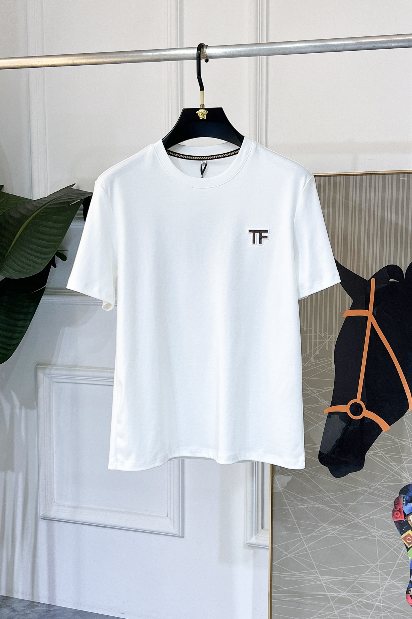 NO:936012,TF - 2026ss spring and summer high-quality short-sleeved T-shirt for the New Year. Official website synchronization. High-end quality. Customized top-grade mercerized cotton fabric, 1:1 production by top manufacturers, fashionable brand heavy craftsmanship logo design, soft and delicate feel. Skin-friendly and comfortable to wear. Versatile and casual. The upper body is very good. Handsome. A must-have for trendy men. Sizes M-4XL. Can wear up to 200 pounds!  ,,tom ford,T-shirt,tees,t-shirt,19860909TF - 2026ss年贺岁款春夏精品短袖T恤 官网同步 高端品质 定制顶级丝光棉面料,顶级大厂1:1制作,时尚大牌重工艺logo设计,手感柔软细腻 穿着亲肤舒适 百搭休闲 上身非常赞 帅气 潮男必备品 尺码M-4XL 最大可穿200斤！,,tom ford,T-shirt,tees，t-shirt,,Men's clothing