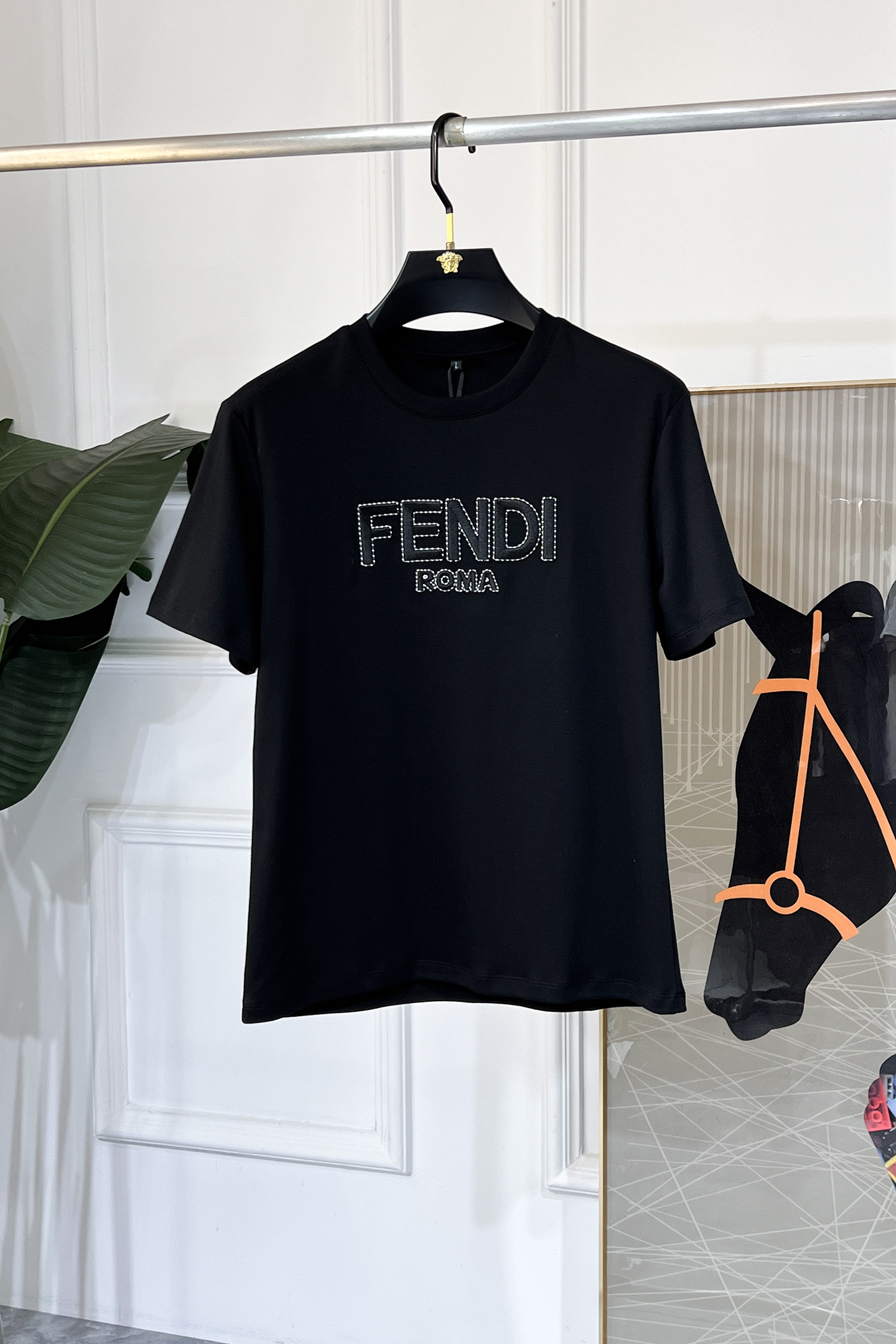 NO:935988,Fendi - 2026ss spring and summer high-quality short-sleeved T-shirts for the New Year. Official website synchronization. High-end quality. Customized top-grade mercerized cotton fabric, 1:1 production by top manufacturers, fashionable big-name heavy craftsmanship logo design, soft and delicate feel. Skin-friendly and comfortable to wear. Versatile and casual. The upper body is very good. Handsome. A must-have for trendy men. Sizes M-4XL. Can wear up to 200 pounds!  ,,fendi,T-shirt,tees,t-shirt,19860909芬迪 - 2026ss年贺岁款春夏精品短袖T恤 官网同步 高端品质 定制顶级丝光棉面料,顶级大厂1:1制作,时尚大牌重工艺logo设计,手感柔软细腻 穿着亲肤舒适 百搭休闲 上身非常赞 帅气 潮男必备品 尺码M-4XL 最大可穿200斤！,,fendi,T-shirt,tees，t-shirt,,Men's clothing