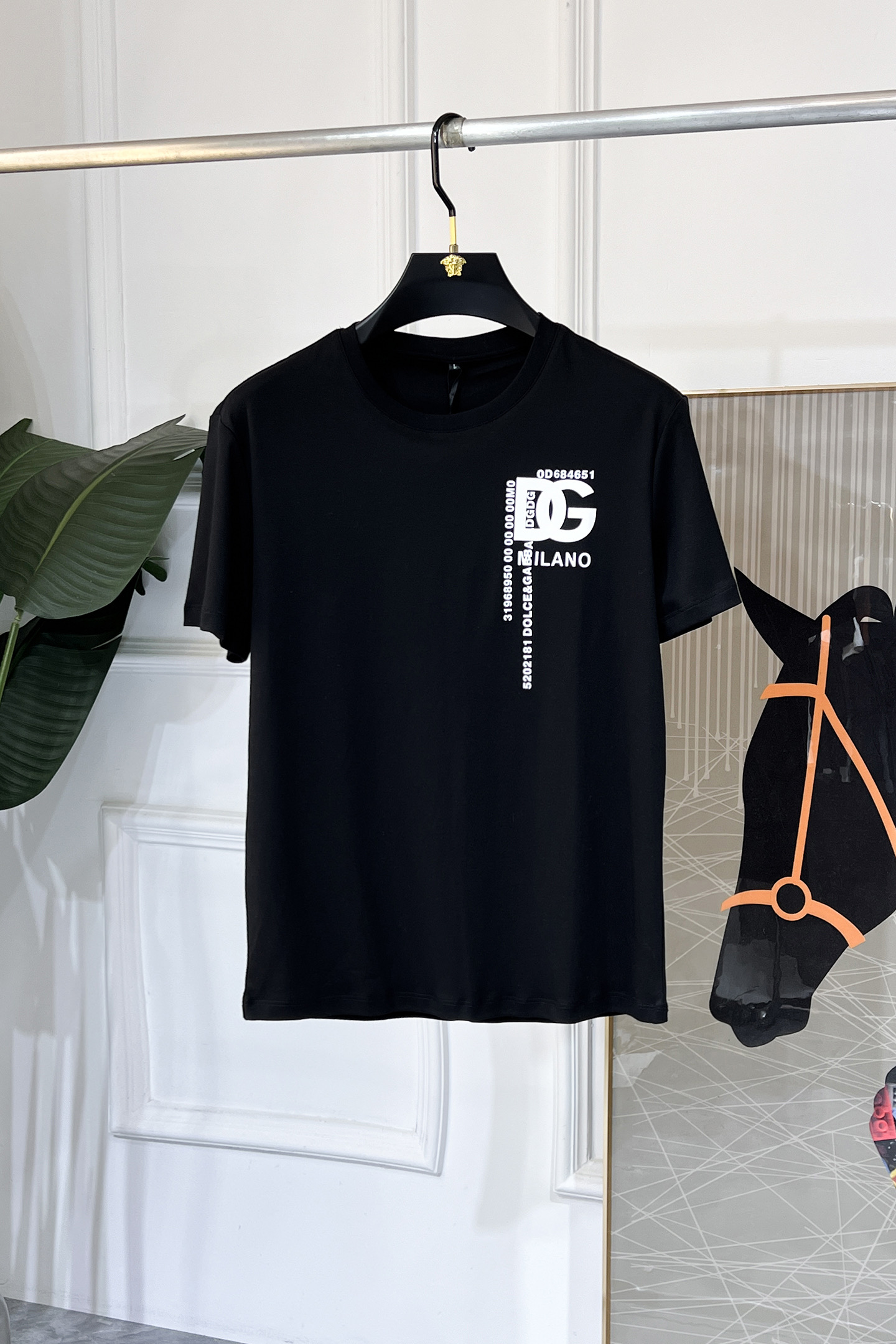 NO:935980,DG - 2026ss spring and summer high-quality short-sleeved T-shirt for the New Year. Official website synchronization. High-end quality. Customized top-grade mercerized cotton fabric, 1:1 production by top manufacturers, fashionable big-name heavy craftsmanship logo design, soft and delicate feel. Skin-friendly and comfortable to wear. Versatile and casual. The upper body is very good. Handsome. A must-have for trendy men. Sizes M-4XL. Can wear up to 200 pounds!  ,,T-shirt,tees,t-shirt,19860909DG - 2026ss年贺岁款春夏精品短袖T恤 官网同步 高端品质 定制顶级丝光棉面料,顶级大厂1:1制作,时尚大牌重工艺logo设计,手感柔软细腻 穿着亲肤舒适 百搭休闲 上身非常赞 帅气 潮男必备品 尺码M-4XL 最大可穿200斤！,,T-shirt,tees，t-shirt,,Men's clothing