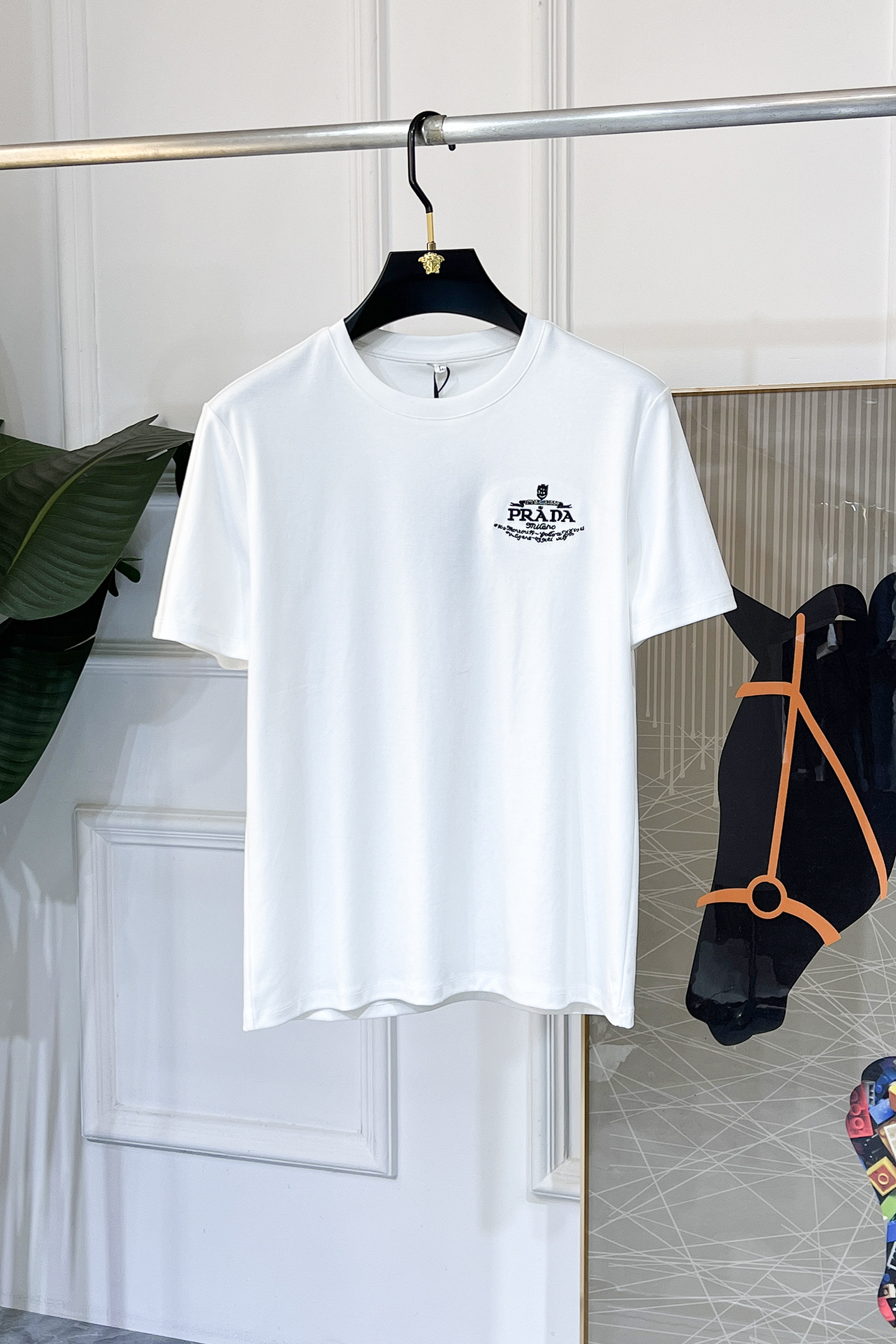 NO:936020,Prada - 2026ss Spring and Summer high-quality short-sleeved T-shirts. Official website synchronization. High-end quality. Customized top-grade mercerized cotton fabric, 1:1 production by top manufacturers, fashionable brand heavy craftsmanship logo design, soft and delicate feel. Skin-friendly and comfortable to wear. Versatile and casual. The upper body is very good. Handsome. A must-have for trendy men. Sizes M-4XL. Can wear up to 200 pounds!  ,,prada,T-shirt,tees,t-shirt,19860909普拉达 - 2026ss年贺岁款春夏精品短袖T恤 官网同步 高端品质 定制顶级丝光棉面料,顶级大厂1:1制作,时尚大牌重工艺logo设计,手感柔软细腻 穿着亲肤舒适 百搭休闲 上身非常赞 帅气 潮男必备品 尺码M-4XL 最大可穿200斤！,,prada,T-shirt,tees，t-shirt,,Men's clothing