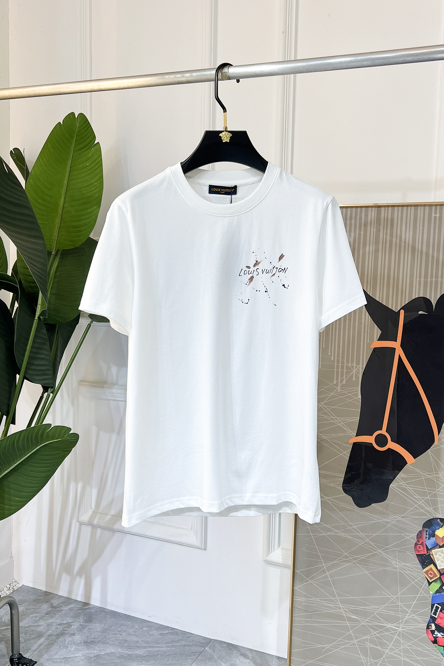 NO:140809,LV - Ss Snake Year New Year's New Year's Spring and Summer Boutique Short-sleeved T-shirts Synchronized by the official website High-end quality Customized top mercerized cotton fabrics, 1:1 made by top manufacturers, fashionable big brand heavy craftsmanship logo design, soft and delicate touch, skin-friendly and comfortable to wear, versatile and casual, the upper body is very good, handsome, a must-have for trendy men Size M-3XL Maximum wearable 200 pounds!  ,,louis vuitton,T-shirt,tees,t-shirt,alexander wang19860909LV - ss蛇年贺岁款春夏精品短袖T恤 官网同步 高端品质 定制顶级丝光棉面料,顶级大厂1:1制作,时尚大牌重工艺logo设计,手感柔软细腻 穿着亲肤舒适 百搭休闲 上身非常赞 帅气 潮男必备品 尺码M-3XL 最大可穿200斤！,,louis vuitton,T-shirt,tees，t-shirt,alexander wang,Men's clothing