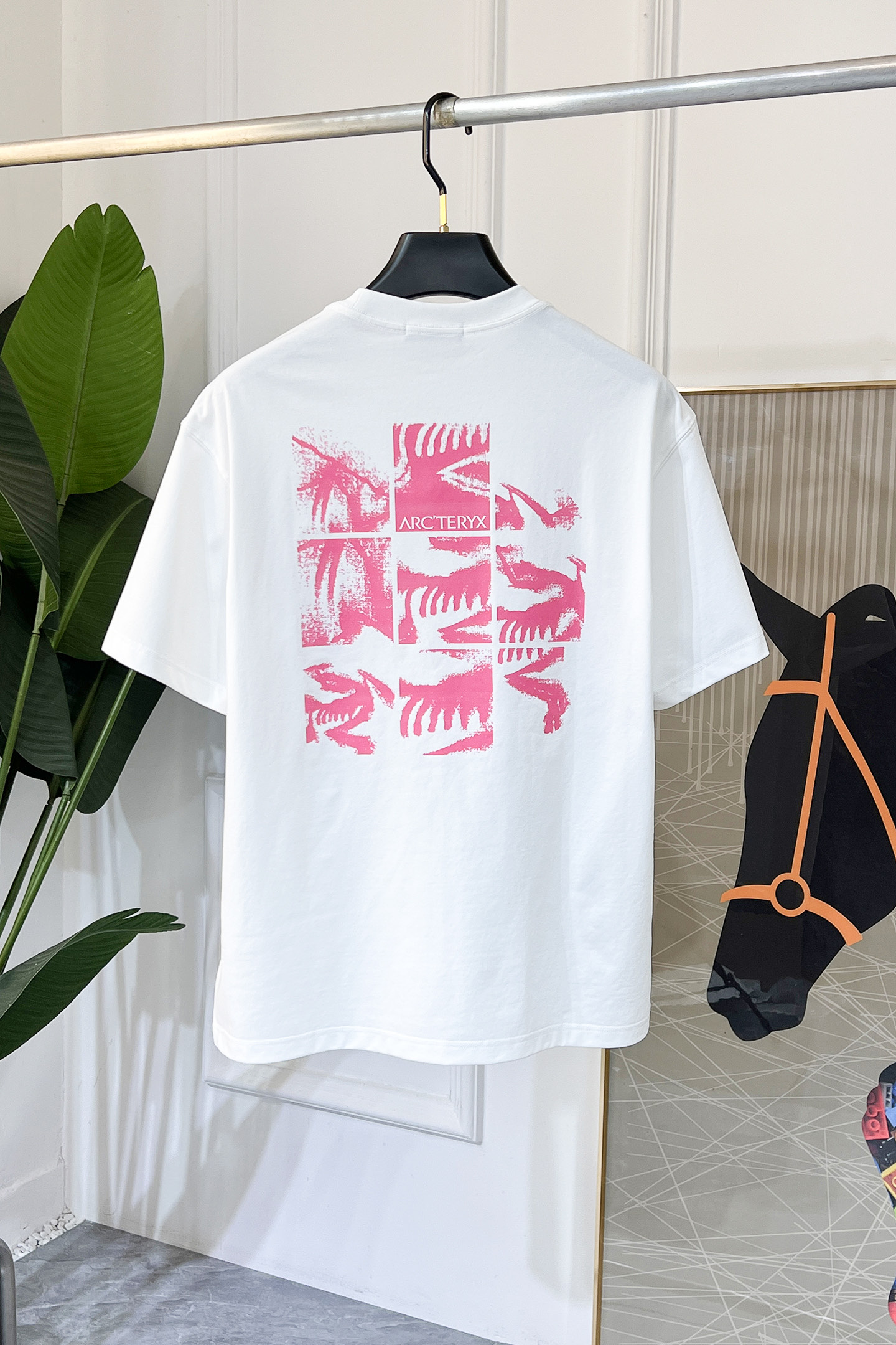 NO:520904,Archaeopteryx - New spring and summer short-sleeved T-shirts for men and women, and are available simultaneously for counters!  Customized exclusive pure cotton fabric, with letter logo pattern printing technology design on the chest!  Simple and generous, calm and versatile, extremely high-end, perfectly integrated with fashion and style, a top fashionable style that perfectly suits the outside wear!  The overall feeling is natural!  The ultimate classic versatile short-sleeved T-shirt uses the latest three-dimensional logo elements to highlight the texture!  The ultimate perfection of heavy industry!  Fans who pursue high quality are please buy them by themselves, and all fans who know the goods are invited to appreciate this model together!  !  Size S-3XL can wear up to 220 catties!  ,arc'teryx,T-shirt,tees,t-shirt,alexander wang19860909始祖鸟 -春夏新款男女同款短袖T恤,专柜同步发售！定制专属纯棉面料,胸前字母logo图案印花工艺设计！简约大方,从容百搭,档次极高,完美融入时尚还有风情感一款完美符合外穿的顶尖时髦气质款！整体给人浑然天成的感觉！极致经典的百搭型短袖T恤,采用最新的立体logo元素凸显质感！极致的重工极致的完美！追求高品质的粉丝们请自行抢购,诚邀所有识货的粉丝一同鉴赏此款！！尺码S-3XL 最大可穿220斤！,arc'teryx,T-shirt,tees，t-shirt,alexander wang,Men's clothing