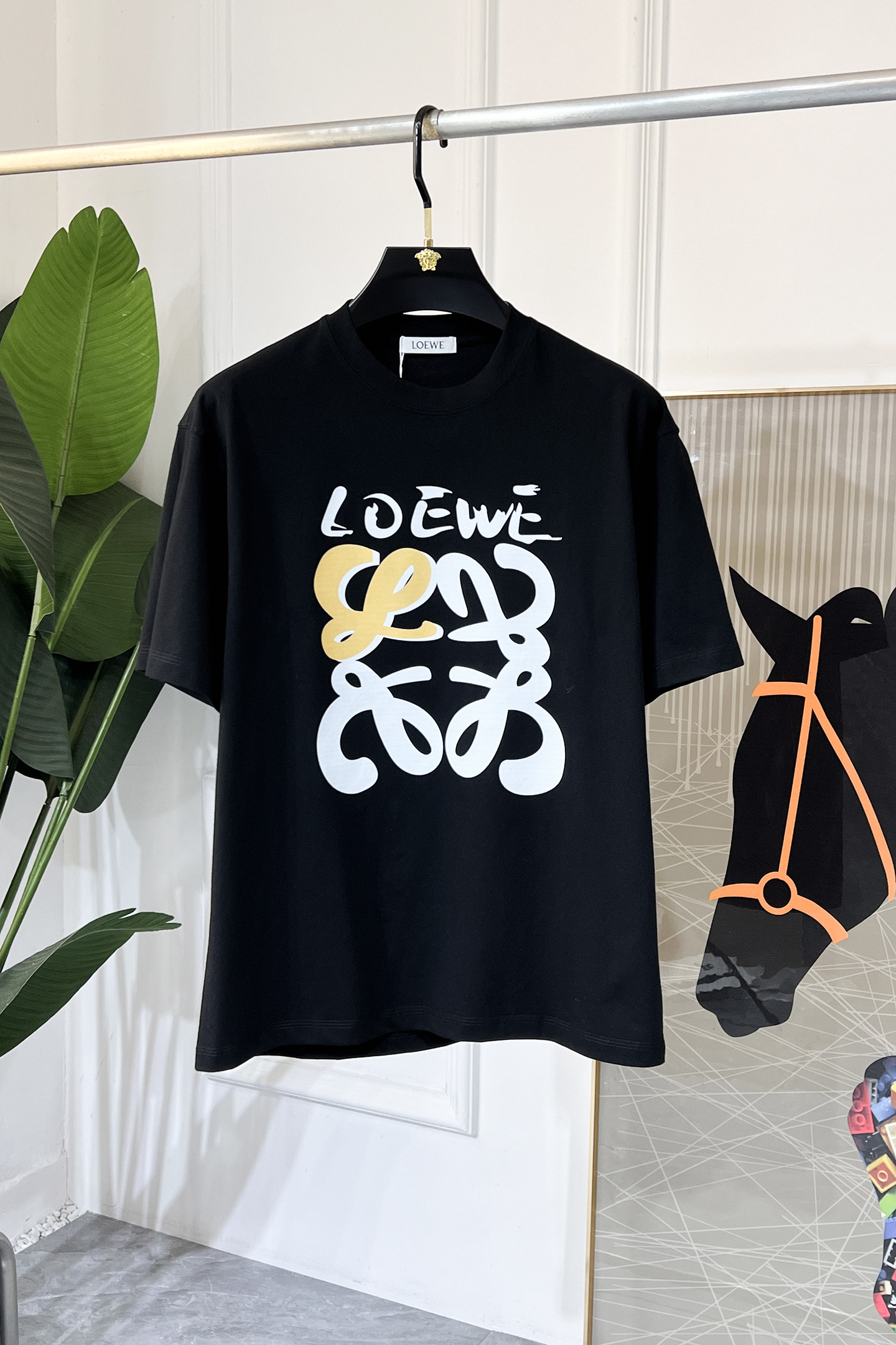 NO:520901,Luo Yiwei - New short-sleeved T-shirts for men and women in spring and summer, and are available at the same time as the counter!  Customized exclusive pure cotton fabric, with letter logo pattern printing technology design on the chest!  Simple and generous, calm and versatile, extremely high-end, perfectly integrated with fashion and style, a top fashionable style that perfectly suits the outside wear!  The overall feeling is natural!  The ultimate classic versatile short-sleeved T-shirt uses the latest three-dimensional logo elements to highlight the texture!  The ultimate perfection of heavy industry!  Fans who pursue high quality are please buy them by themselves, and all fans who know the goods are invited to appreciate this model together!  !  Size S-3XL can wear up to 220 catties!  ,T-shirt,tees,t-shirt,alexander wang19860909罗薏葳 -春夏新款男女同款短袖T恤,专柜同步发售！定制专属纯棉面料,胸前字母logo图案印花工艺设计！简约大方,从容百搭,档次极高,完美融入时尚还有风情感一款完美符合外穿的顶尖时髦气质款！整体给人浑然天成的感觉！极致经典的百搭型短袖T恤,采用最新的立体logo元素凸显质感！极致的重工极致的完美！追求高品质的粉丝们请自行抢购,诚邀所有识货的粉丝一同鉴赏此款！！尺码S-3XL 最大可穿220斤！,,T-shirt,tees，t-shirt,alexander wang,Men's clothing