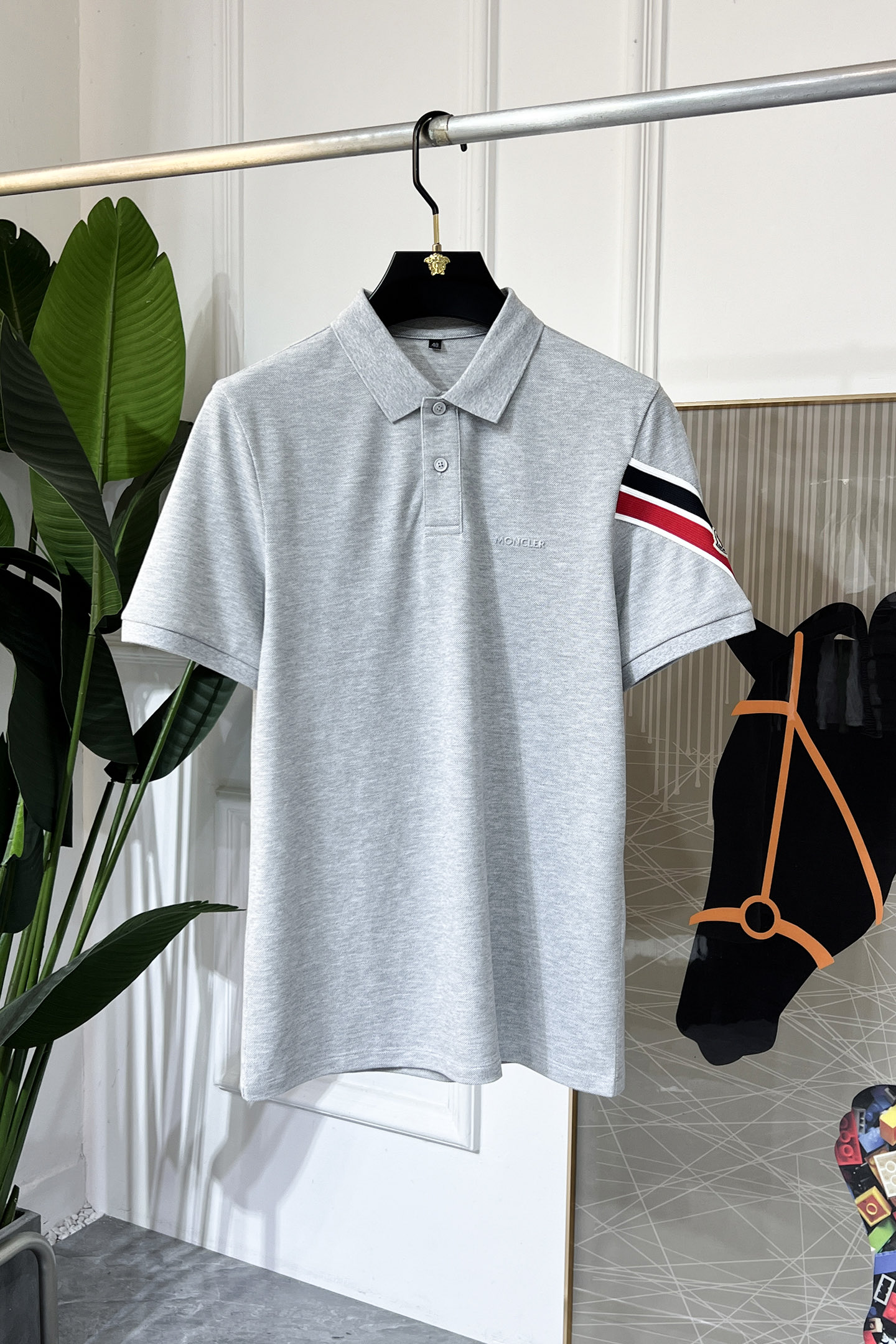 NO:523177,The 2025ss Snake Spring and Summer New Polo Collar Short Sleeve Series. Selected high-quality double mercerated bead floor cotton fabric, fashionable brand element logo design, excellent upper body style, delicate, comfortable and breathable fabric, super beautiful and stylish men's must-have style!  Size M-4XL can wear up to 200 catties!  , Moncler, T-shirt, alexander wang19860909蒙口- 2025ss蛇年春夏新款polo领短袖系列.精选优质双丝光珠地棉面料,时尚大牌元素logo设计,上身版型超赞,面料细腻舒适透气,随意搭配都超级好看时尚型男必备款哦！尺码M-4XL 最大可穿200斤！,,Moncler,T-shirt,alexander wang,Men's clothing