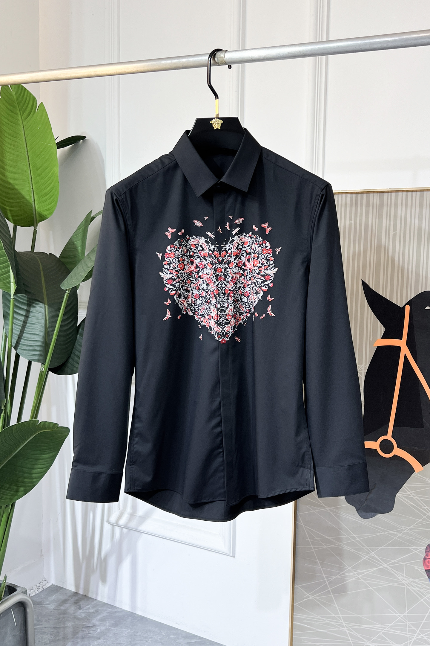 NO:525221,Dior - SS Spring Fashion Big Boutique Long-sleeved Shirt, Trading Company Channel Products, the perfect quality, belongs to the cabinet level, predictable hot product, high-end customized imported high-end cotton blend fabric, master-level tailoring, invincible texture, excellent skin-friendly, very outstanding aesthetic design, exquisite craftsmanship, smooth lines, perfect matching!  Easy to upgrade the sense of fashion, with high recognition, excellent upper body effect, extremely exquisite workmanship, neat and meticulous routes, and can be matched for business or daily leisure!  Counter size 39-45 (M-5XL) can wear 120-200 catties!  ,dior,shirts,alexander wang19860909迪奥 - ss春装时尚大爆款精品长袖衬衫,贸易公司渠道货,品相完美如斯,属于入柜级别,可预见性的爆款,高级定制进口高级棉混纺面料,大师级剪裁,质感无敌,亲肤性极佳,非常出彩的美学设计,工艺精湛,线条流畅,完美搭配！轻松将时髦感进阶,有着高强辨识度,上身效果超赞,做工极为考究严谨,走线工整细致,商务抑或日常休闲均可搭配！专柜尺码 39-45 (M-5XL）可穿120-200斤！,,dior,shirts,alexander wang,Men's clothing