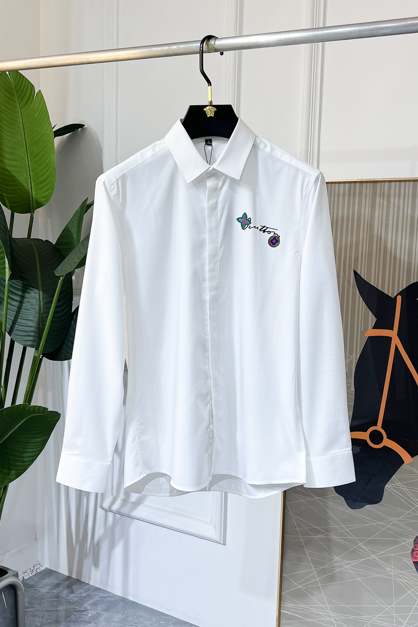 NO:525212,LV - SS Spring Fashion Big Boutique Long-sleeved Shirt, Trading Company Channel Product, Its Quality is So Perfect, It is a Predictable Hot Product, High-end Custom imported high-end cotton blend fabric, Master-level tailoring, Invincible texture, Excellent skin-friendly, Very Outstanding Aesthetic Design, Superb Craft, Superb craftsmanship, Fluent lines, Perfect Match!  Easy to upgrade the sense of fashion, with high recognition, excellent upper body effect, extremely exquisite workmanship, neat and meticulous routes, and can be matched for business or daily leisure!  Counter size 39-45 (M-5XL) can wear 120-200 catties!  ,louis vuitton,shirts,alexander wang19860909LV - ss春装时尚大爆款精品长袖衬衫,贸易公司渠道货,品相完美如斯,属于入柜级别,可预见性的爆款,高级定制进口高级棉混纺面料,大师级剪裁,质感无敌,亲肤性极佳,非常出彩的美学设计,工艺精湛,线条流畅,完美搭配！轻松将时髦感进阶,有着高强辨识度,上身效果超赞,做工极为考究严谨,走线工整细致,商务抑或日常休闲均可搭配！专柜尺码 39-45 (M-5XL）可穿120-200斤！,,louis vuitton,shirts,alexander wang,Men's clothing