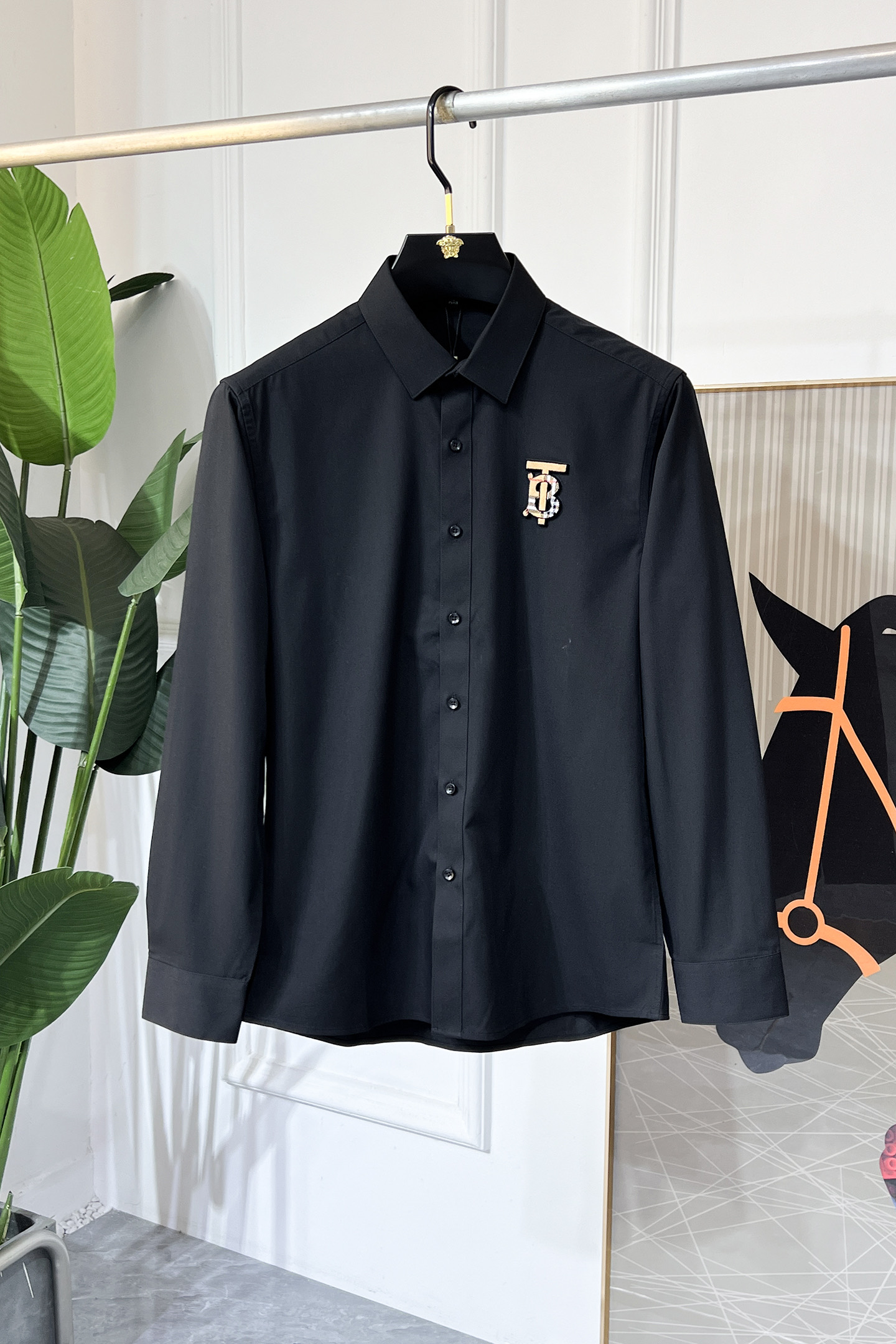 NO:525213,Burberry - SS Spring Fashion Big Boutique Long-sleeved Shirt, Trading Company Channel Products, the perfect quality, belongs to the cabinet level, predictable hot product, high-end customized imported high-end cotton blend fabric, master-level tailoring, invincible texture, excellent skin-friendly, very outstanding aesthetic design, exquisite craftsmanship, smooth lines, perfect matching!  Easy to upgrade the sense of fashion, with high recognition, excellent upper body effect, extremely exquisite workmanship, neat and meticulous routes, and can be matched for business or daily leisure!  Counter size 39-45 (M-5XL) can wear 120-200 catties!  ,burberry,shirts,alexander wang19860909巴宝莉 - ss春装时尚大爆款精品长袖衬衫,贸易公司渠道货,品相完美如斯,属于入柜级别,可预见性的爆款,高级定制进口高级棉混纺面料,大师级剪裁,质感无敌,亲肤性极佳,非常出彩的美学设计,工艺精湛,线条流畅,完美搭配！轻松将时髦感进阶,有着高强辨识度,上身效果超赞,做工极为考究严谨,走线工整细致,商务抑或日常休闲均可搭配！专柜尺码 39-45 (M-5XL）可穿120-200斤！,,burberry,shirts,alexander wang,Men's clothing