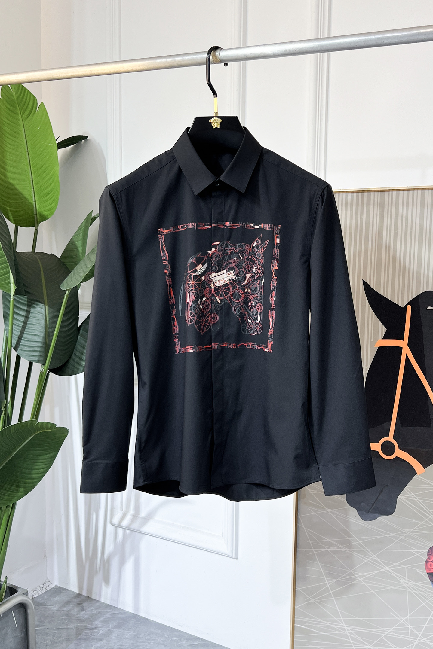 NO:525223,Hermas - SS Spring Fashion Big Boutique Long-sleeved Shirt, Trading Company Channel Products, the perfect quality, belongs to the cabinet level, predictable hot product, high-end customized imported high-end cotton blend fabric, master-level tailoring, invincible texture, excellent skin-friendly, very outstanding aesthetic design, exquisite craftsmanship, smooth lines, perfect matching!  Easy to upgrade the sense of fashion, with high recognition, excellent upper body effect, extremely exquisite workmanship, neat and meticulous routes, and can be matched for business or daily leisure!  Counter size 39-45 (M-5XL) can wear 120-200 catties!  , hermes,shirts,alexander wang19860909爱玛仕 - ss春装时尚大爆款精品长袖衬衫,贸易公司渠道货,品相完美如斯,属于入柜级别,可预见性的爆款,高级定制进口高级棉混纺面料,大师级剪裁,质感无敌,亲肤性极佳,非常出彩的美学设计,工艺精湛,线条流畅,完美搭配！轻松将时髦感进阶,有着高强辨识度,上身效果超赞,做工极为考究严谨,走线工整细致,商务抑或日常休闲均可搭配！专柜尺码 39-45 (M-5XL）可穿120-200斤！,,hermes,shirts,alexander wang,Men's clothing