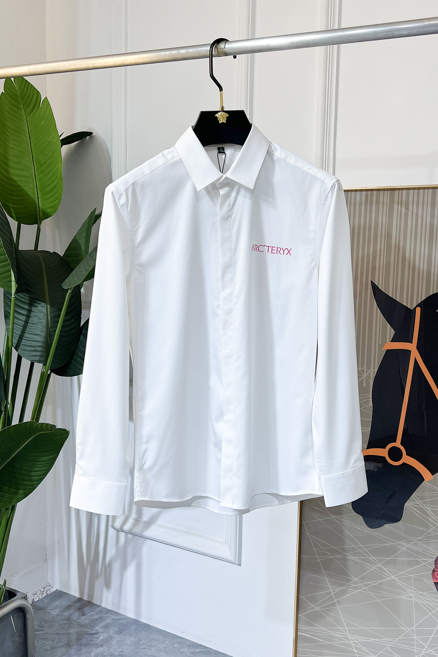 NO:525215,Archaeopteryx - SS Spring Fashion Big Boutique Long-sleeved Shirt, Trading Company Channel Products, the perfect quality, belongs to the cabinet-level, predictable hot product, high-end customized imported high-end cotton blend fabric, master-level tailoring, invincible texture, excellent skin-friendly, very outstanding aesthetic design, exquisite craftsmanship, smooth lines, perfect matching!  Easy to upgrade the sense of fashion, with high recognition, excellent upper body effect, extremely exquisite workmanship, neat and meticulous routes, and can be matched for business or daily leisure!  Counter size 39-45 (M-5XL) can wear 120-200 catties!  ,arc'teryx,shirts,alexander wang19860909始祖鸟 - ss春装时尚大爆款精品长袖衬衫,贸易公司渠道货,品相完美如斯,属于入柜级别,可预见性的爆款,高级定制进口高级棉混纺面料,大师级剪裁,质感无敌,亲肤性极佳,非常出彩的美学设计,工艺精湛,线条流畅,完美搭配！轻松将时髦感进阶,有着高强辨识度,上身效果超赞,做工极为考究严谨,走线工整细致,商务抑或日常休闲均可搭配！专柜尺码 39-45 (M-5XL）可穿120-200斤！,arc'teryx,shirts,alexander wang,Men's clothing