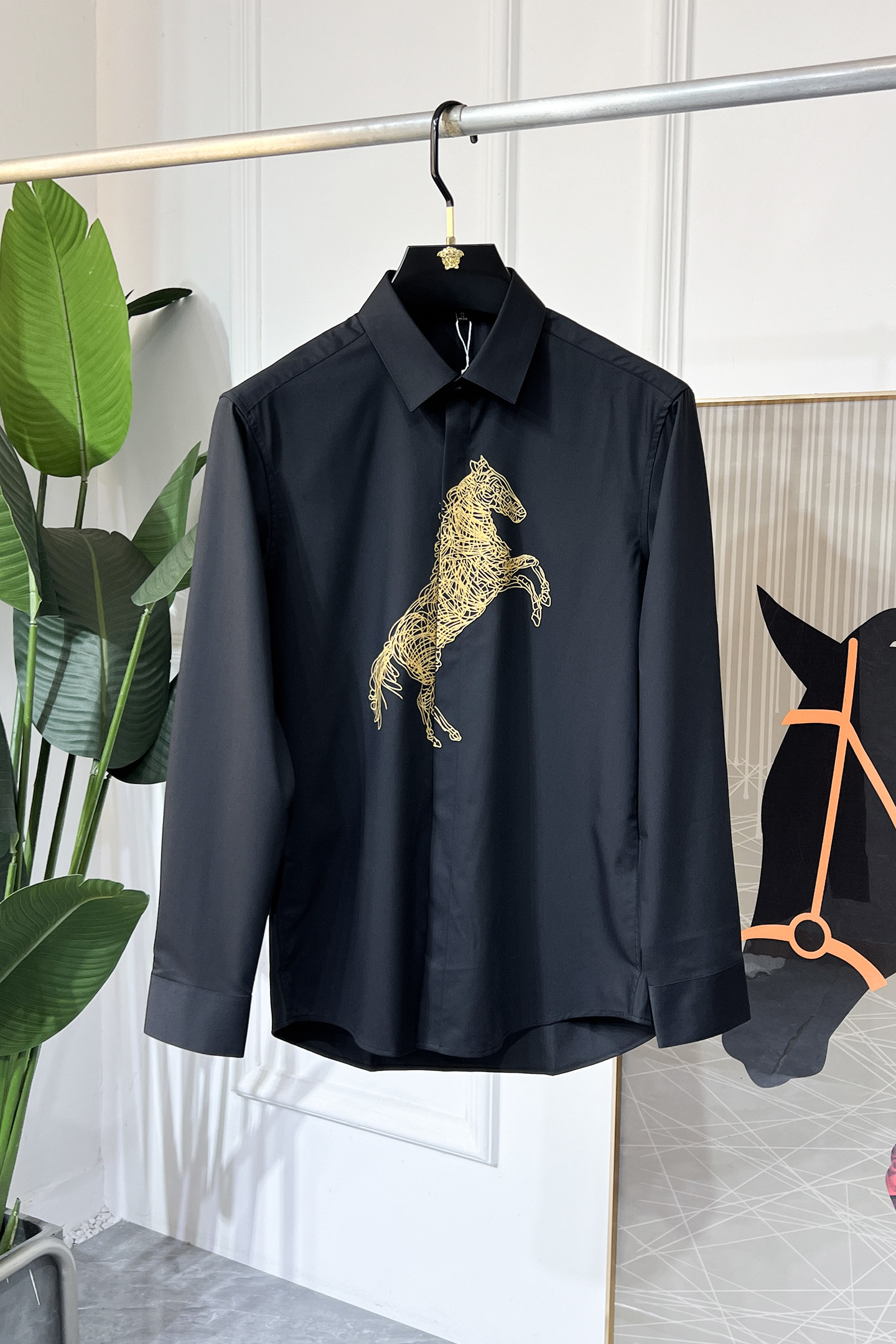 NO:525217,Hermas - SS Spring Fashion Big Boutique Long-sleeved Shirt, Trading Company Channel Products, the perfect quality, belongs to the cabinet level, predictable hot product, high-end customized imported high-end cotton blend fabric, master-level tailoring, invincible texture, excellent skin-friendly, very outstanding aesthetic design, exquisite craftsmanship, smooth lines, perfect matching!  Easy to upgrade the sense of fashion, with high recognition, excellent upper body effect, extremely exquisite workmanship, neat and meticulous routes, and can be matched for business or daily leisure!  Counter size 39-45 (M-5XL) can wear 120-200 catties!  , hermes,shirts,alexander wang19860909爱玛仕 - ss春装时尚大爆款精品长袖衬衫,贸易公司渠道货,品相完美如斯,属于入柜级别,可预见性的爆款,高级定制进口高级棉混纺面料,大师级剪裁,质感无敌,亲肤性极佳,非常出彩的美学设计,工艺精湛,线条流畅,完美搭配！轻松将时髦感进阶,有着高强辨识度,上身效果超赞,做工极为考究严谨,走线工整细致,商务抑或日常休闲均可搭配！专柜尺码 39-45 (M-5XL）可穿120-200斤！,,hermes,shirts,alexander wang,Men's clothing