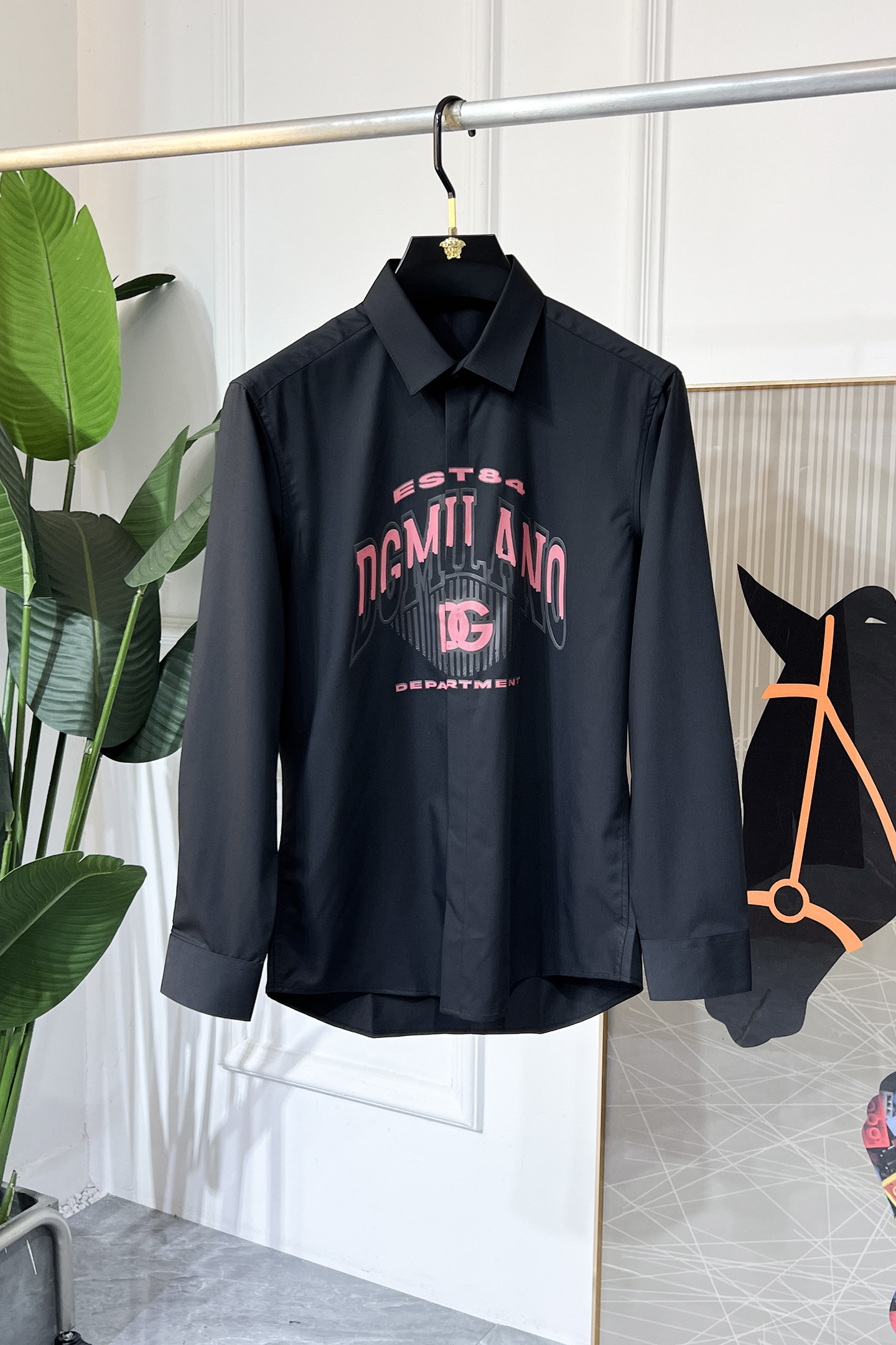 NO:525219,DG - ss spring fashion trendy long-sleeved shirt, trading company channel goods, perfect appearance, belonging to the cabinet level, predictable hot product, high-end customized imported high-end cotton blend fabric, master-level tailoring, invincible texture, excellent skin-friendly, very outstanding aesthetic design, exquisite craftsmanship, smooth lines, perfect matching!  Easy to upgrade the sense of fashion, with high recognition, excellent upper body effect, extremely exquisite workmanship, neat and meticulous routes, and can be matched for business or daily leisure!  Counter size 39-45 (M-5XL) can wear 120-200 catties!  ,shirts,alexander wang19860909DG - ss春装时尚大爆款精品长袖衬衫,贸易公司渠道货,品相完美如斯,属于入柜级别,可预见性的爆款,高级定制进口高级棉混纺面料,大师级剪裁,质感无敌,亲肤性极佳,非常出彩的美学设计,工艺精湛,线条流畅,完美搭配！轻松将时髦感进阶,有着高强辨识度,上身效果超赞,做工极为考究严谨,走线工整细致,商务抑或日常休闲均可搭配！专柜尺码 39-45 (M-5XL）可穿120-200斤！,,shirts,alexander wang,Men's clothing