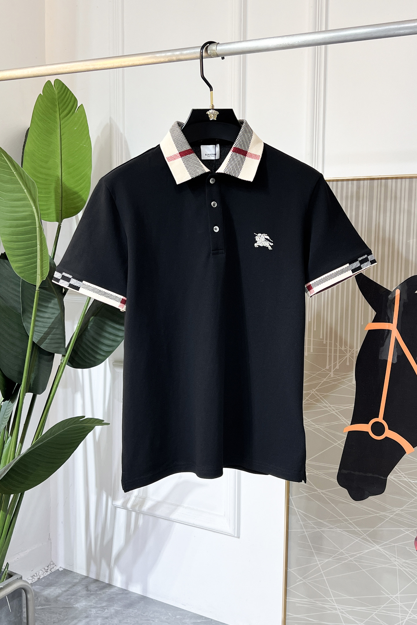 NO:523175,Burberry - 2025ss Snake Spring and Summer New Polo Collar Short Sleeve Series. Selected high-quality bead floor cotton fabric, fashionable brand element logo design, excellent upper body style, delicate, comfortable and breathable fabric, super beautiful and stylish men's must-have style!  Size M-3XL (model 178/145 catties upper body L size), burberry, T-shirt, alexander wang19860909巴宝莉 - 2025ss蛇年春夏新款polo领短袖系列.精选优质珠地棉面料,时尚大牌元素logo设计,上身版型超赞,面料细腻舒适透气,随意搭配都超级好看时尚型男必备款哦！尺码M-3XL (模特178/145斤上身L码),,burberry,T-shirt,alexander wang,Men's clothing