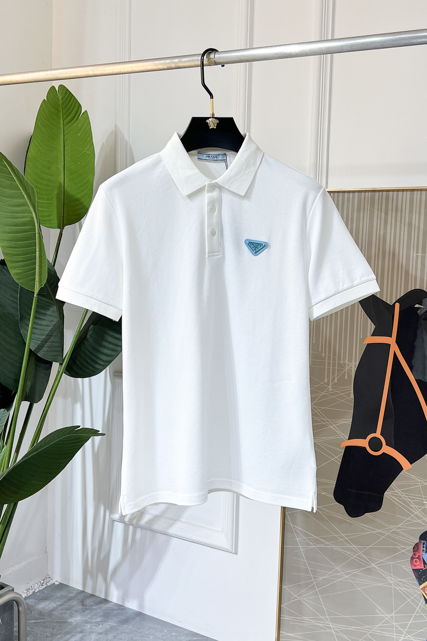 NO:523190,Prada - 2025ss Snake Spring and Summer New Polo Collar Short Sleeve Series. Selected high-quality bead floor cotton fabric, fashionable brand element logo design, excellent upper body style, delicate, comfortable and breathable fabric, super beautiful and stylish men's must-have style!  Size M-3XL (model 178/145 catties upper body L size), prada, T-shirt, alexander wang19860909普拉达 - 2025ss蛇年春夏新款polo领短袖系列.精选优质珠地棉面料,时尚大牌元素logo设计,上身版型超赞,面料细腻舒适透气,随意搭配都超级好看时尚型男必备款哦！尺码M-3XL (模特178/145斤上身L码),,prada,T-shirt,alexander wang,Men's clothing