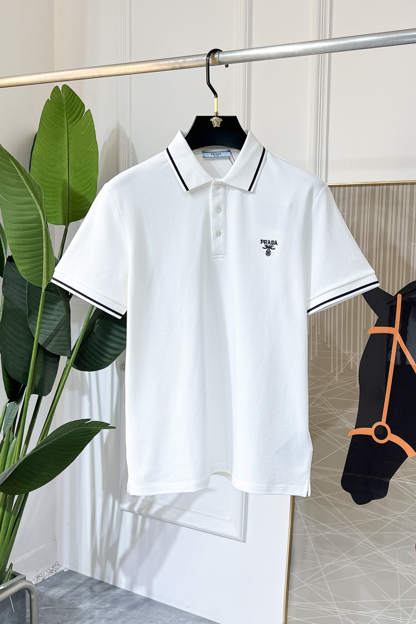 NO:523186,Prada - 2025ss Snake Spring and Summer New Polo Collar Short Sleeve Series. Selected high-quality bead floor cotton fabric, fashionable brand element logo design, excellent upper body style, delicate, comfortable and breathable fabric, super beautiful and stylish men's must-have style!  Size M-3XL (model 178/145 catties upper body L size), prada, T-shirt, alexander wang19860909普拉达 - 2025ss蛇年春夏新款polo领短袖系列.精选优质珠地棉面料,时尚大牌元素logo设计,上身版型超赞,面料细腻舒适透气,随意搭配都超级好看时尚型男必备款哦！尺码M-3XL (模特178/145斤上身L码),,prada,T-shirt,alexander wang,Men's clothing