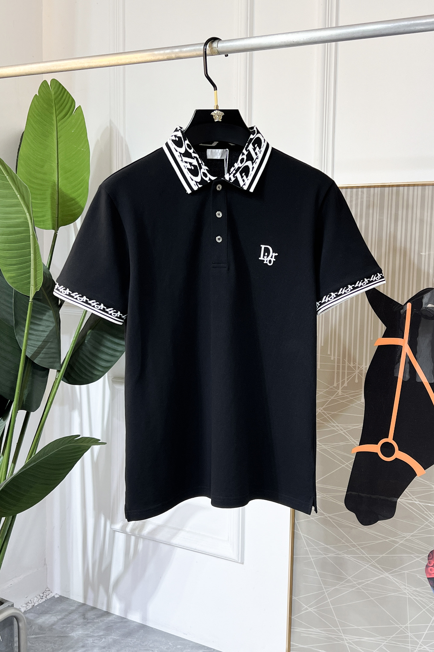 NO:523188,Dior - 2025ss Snake Spring and Summer New Polo Collar Short Sleeve Series. Selected high-quality bead floor cotton fabric, fashionable brand element logo design, excellent upper body style, delicate, comfortable and breathable fabric, super beautiful and stylish men's must-have style!  Size M-3XL (model 178/145 catties upper body L size), dior, T-shirt, alexander wang19860909迪奥 - 2025ss蛇年春夏新款polo领短袖系列.精选优质珠地棉面料,时尚大牌元素logo设计,上身版型超赞,面料细腻舒适透气,随意搭配都超级好看时尚型男必备款哦！尺码M-3XL (模特178/145斤上身L码),,dior,T-shirt,alexander wang,Men's clothing