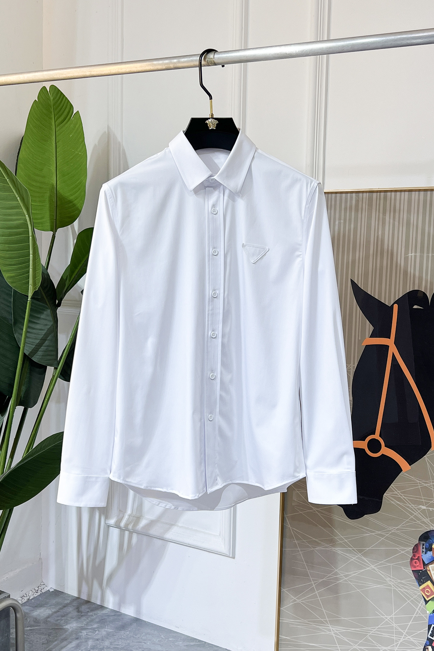 NO:628767,Prada - 2025ss fashion hot-selling high-quality long-sleeved shirt, sold through trading company channels, in perfect condition, belonging to cabinet level, predictable hot-selling, advanced custom-made imported high-grade cotton blended fabrics, master tailoring, invincible texture, excellent skin-friendly, very outstanding aesthetic design, exquisite craftsmanship, smooth lines, perfect match!  Easily upgrade your sense of fashion, with high recognition, great upper body effect, extremely sophisticated and rigorous workmanship, neat and meticulous wiring, it can be worn for business or daily leisure!  Counter size M-3XL,,prada,shirts,alexander wang19860909普拉达 - 2025ss时尚大爆款精品长袖衬衫,贸易公司渠道货,品相完美如斯,属于入柜级别,可预见性的爆款,高级定制进口高级棉混纺面料,大师级剪裁,质感无敌,亲肤性极佳,非常出彩的美学设计,工艺精湛,线条流畅,完美搭配！轻松将时髦感进阶,有着高强辨识度,上身效果超赞,做工极为考究严谨,走线工整细致,商务抑或日常休闲均可搭配！专柜尺码 M-3XL,,prada,shirts,alexander wang,Men's clothing