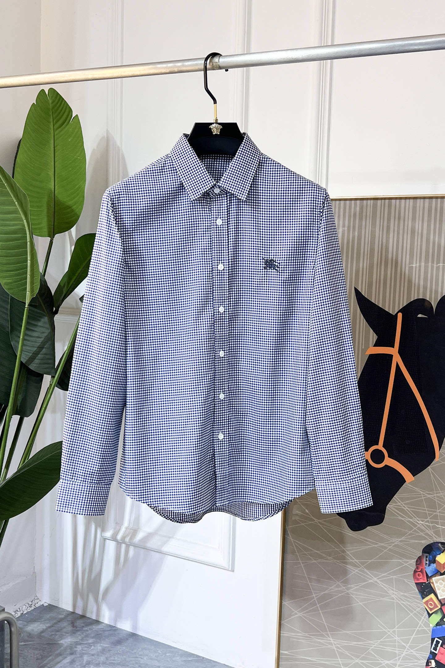 NO:598314,Burberry - 2025ss fashion hot-selling high-quality long-sleeved shirt, sold through trading company channels, in perfect condition, classified as cabinet level, predictable hot-selling, advanced customized imported high-grade cotton blended fabrics, master tailoring, invincible texture, excellent skin-friendly, very outstanding aesthetic design, exquisite craftsmanship, smooth lines, perfect match!  Easily upgrade your sense of fashion, with high recognition, great upper body effect, extremely sophisticated and rigorous workmanship, neat and meticulous wiring, it can be worn for business or daily leisure!  Counter size M-3XL,,burberry,shirts,alexander wang19860909巴宝莉 - 2025ss时尚大爆款精品长袖衬衫,贸易公司渠道货,品相完美如斯,属于入柜级别,可预见性的爆款,高级定制进口高级棉混纺面料,大师级剪裁,质感无敌,亲肤性极佳,非常出彩的美学设计,工艺精湛,线条流畅,完美搭配！轻松将时髦感进阶,有着高强辨识度,上身效果超赞,做工极为考究严谨,走线工整细致,商务抑或日常休闲均可搭配！专柜尺码 M-3XL,,burberry,shirts,alexander wang,Men's clothing