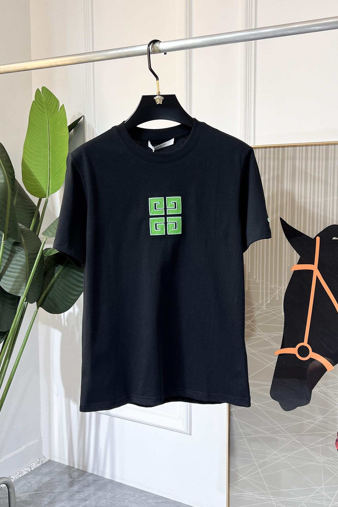 NO:486216,Givenchy - 2025ss Snake Year New Year Spring and Summer Boutique Short-sleeved T-shirts Synchronized by the official website High-end quality Customized top-grade pure cotton fabrics, 1:1 made by top-grade manufacturers, fashionable and heavy craftsmanship logo design, soft and delicate touch, skin-friendly and comfortable to wear, versatile and casual, the upper body is very good, handsome, a must-have for trendy men Size S-XXL, up to 200 pounds to wear!  ,,givenchy,T-shirt,tees,t-shirt,alexander wang19860909纪梵希 - 2025ss蛇年贺岁款春夏精品短袖T恤 官网同步 高端品质 定制顶级纯棉面料,顶级大厂1:1制作,时尚大牌重工艺logo设计,手感柔软细腻 穿着亲肤舒适 百搭休闲 上身非常赞 帅气 潮男必备品 尺码S-XXL 最大可穿200斤！,,givenchy,T-shirt,tees，t-shirt,alexander wang,Men's clothing