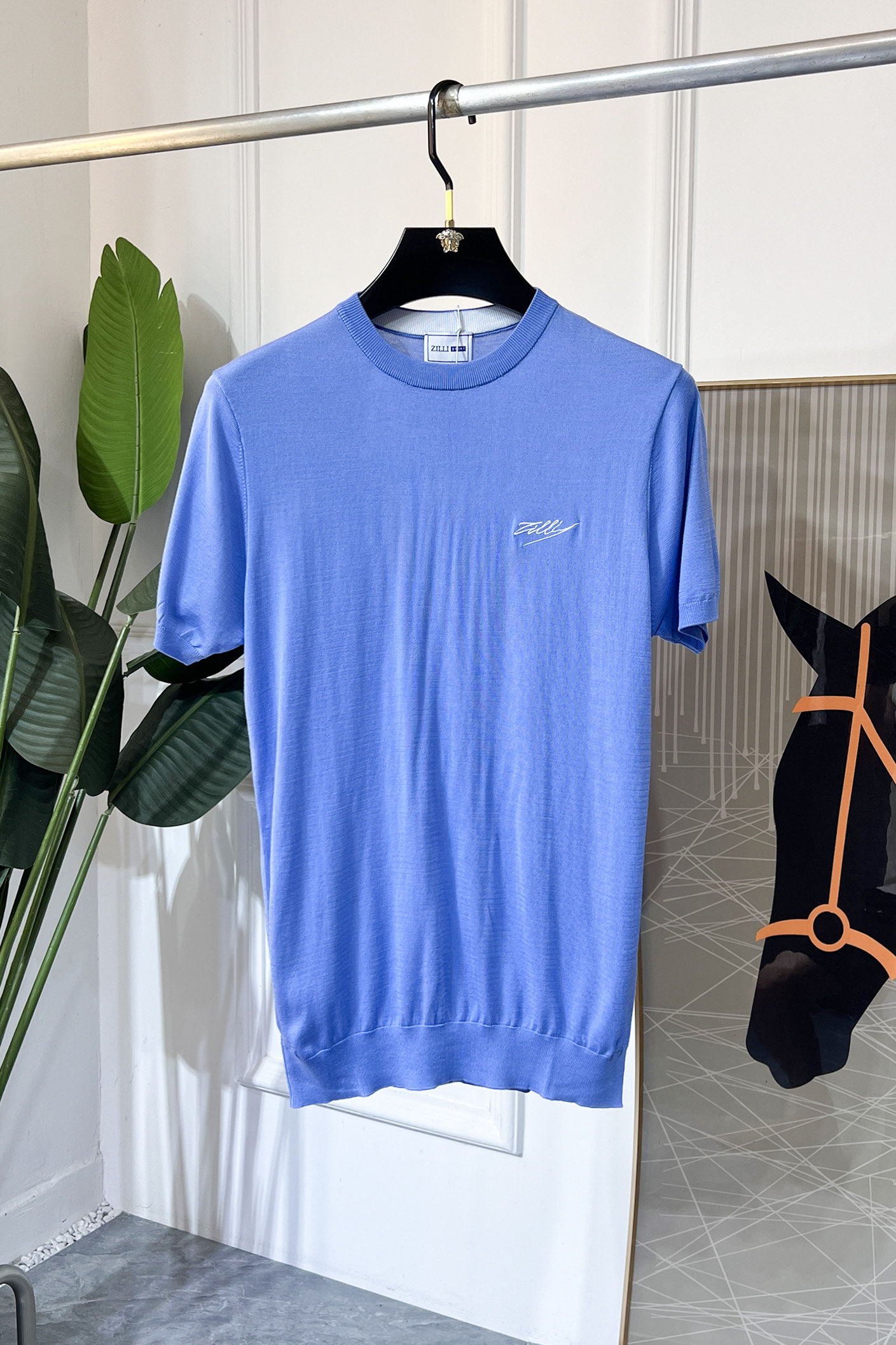 NO:526423,Zilli- 2025ss Spring and Summer latest hit short-sleeved T-shirt, customized imported soft Yilite fabric, fashionable brand element logo embellishment, breathable fabric, delicate and soft texture, close to the body, refreshing and smooth. Moisture-absorbing and sweating, simple and generous without losing fashion, three-dimensional cut, and the upper body is super stylish!  A must-have for fashionable trendy people. Size M-4XL is a maximum of 200 pounds to wear!  ,T-shirt,tees,t-shirt,alexander wang19860909Zilli- 2025ss春夏最新大爆款精品短袖T恤,定制进口轻柔伊力特面料,时尚大牌元素logo点缀,会呼吸的面料,质感细腻柔软,贴身冰爽顺滑.吸湿排汗,简约大方又不失时尚,版型立体裁剪,上身超有型！时尚潮人必备款 尺码M-4XL 最大穿200斤！,,T-shirt,tees，t-shirt,alexander wang,Men's clothing