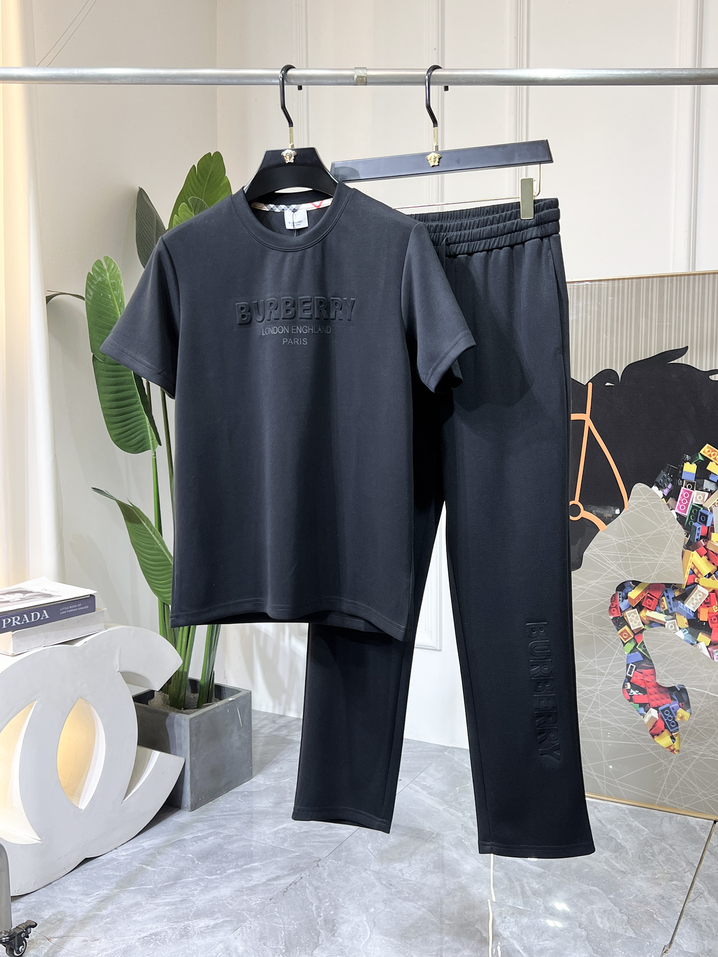 NO:520839,Burberry - 2025ss Snake Spring Clothing New Casual Short Sleeve Set!  Celebrities’ favorite fashion casual suits, simple and generous, craft design on the official website!  Clean and neat tailored, full of urban style. It is available for exclusive top custom fabrics, soft and dry, and the upper body has a crisp and stylish effect. The three-dimensional cutting process and the style are all high-standard and appropriate silhouette versions!  It’s not tight, just feel good when you wear it. With so many top-quality raw materials, you can create high-end products with unparalleled value. The first choice for high-end fashion fashion people with a complete range of three standards, and the upper body effect is super good!  Code M-3XL can be sold separately!  ,burberry,T-shirt,alexander wang19860909巴宝莉 - 2025ss蛇年春装新品休闲短袖套装！明星最爱时装味休闲套装 简单大方,官网11工艺设计！干净利落剪裁 都市风十足 可供独家顶级定制面料,手感软糯干爽,上身效果挺括有型.立体裁剪工艺,版型上都是高标准,恰当好处的廓型版！又恰恰不紧绷,穿上心情就好,如此众多的顶级原料,打造出价值感无与伦比的高端产品,三标齐全高端潮流时尚人士首选,上身效果超级好看！码数M-3XL 可拆开卖！,,burberry,T-shirt,alexander wang,Men's clothing