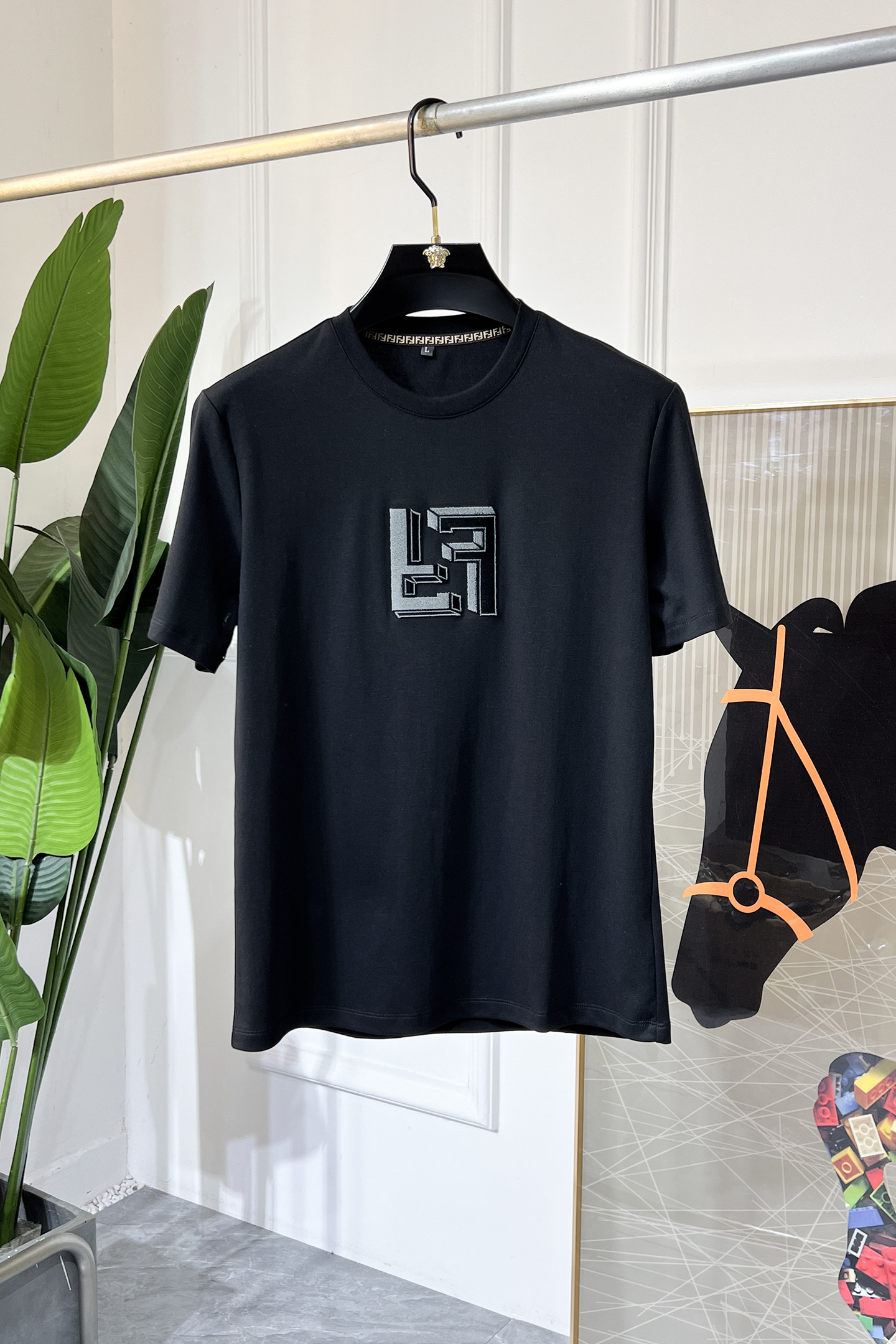NO:935982,Fendi - 2026ss spring and summer high-quality short-sleeved T-shirts for the New Year. Official website synchronization. High-end quality. Customized top-grade mercerized cotton fabric, 1:1 production by top manufacturers, fashionable big-name heavy craftsmanship logo design, soft and delicate feel. Skin-friendly and comfortable to wear. Versatile and casual. The upper body is very good. Handsome. A must-have for trendy men. Sizes M-4XL. Can wear up to 200 pounds!  ,,fendi,T-shirt,tees,t-shirt,19860909芬迪 - 2026ss年贺岁款春夏精品短袖T恤 官网同步 高端品质 定制顶级丝光棉面料,顶级大厂1:1制作,时尚大牌重工艺logo设计,手感柔软细腻 穿着亲肤舒适 百搭休闲 上身非常赞 帅气 潮男必备品 尺码M-4XL 最大可穿200斤！,,fendi,T-shirt,tees，t-shirt,,Men's clothing