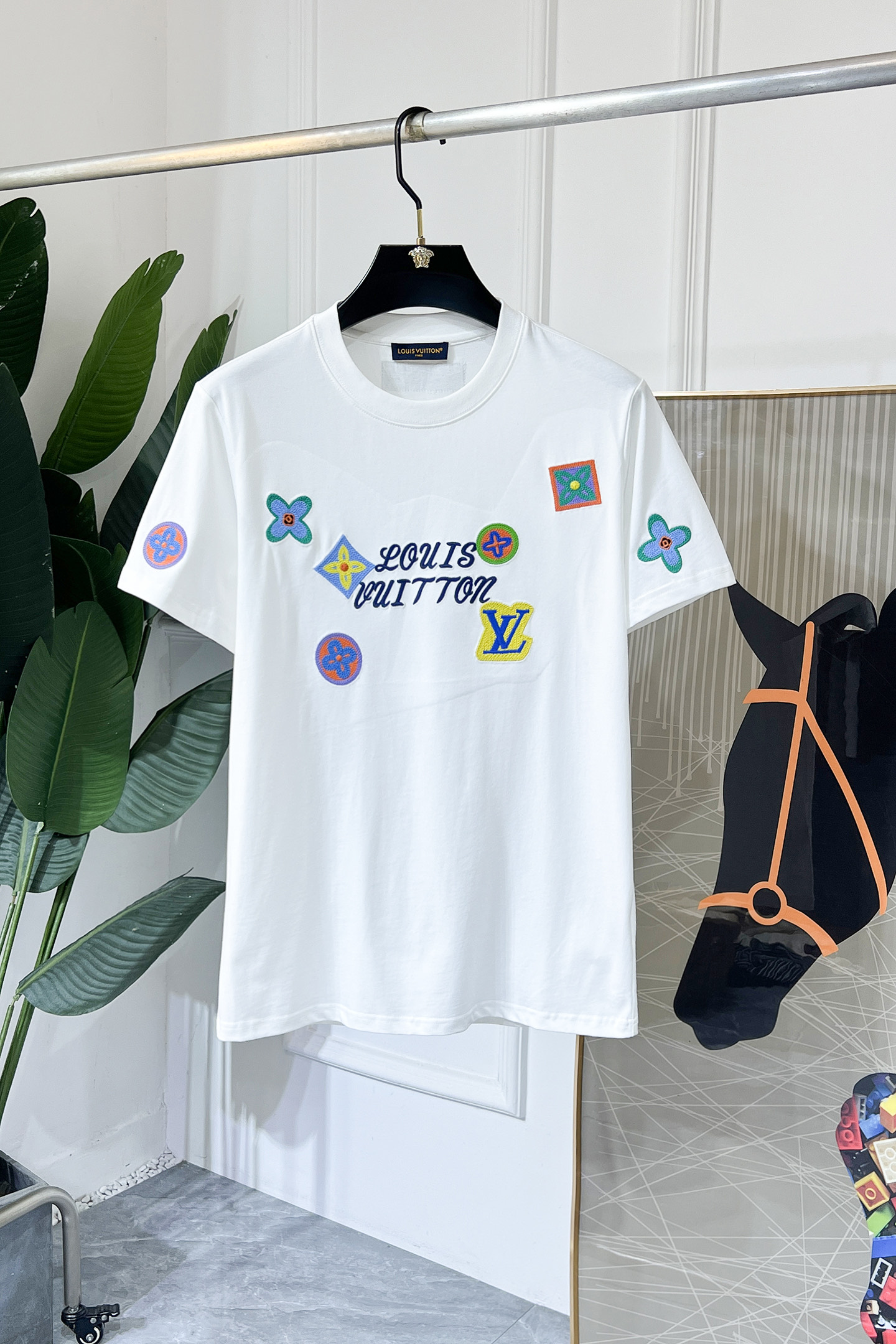 NO:523183,LV - 2025ss Snake Year New Year Spring and Summer Boutique Short-sleeved T-shirts Synchronized by the official website High-end quality Customized top-level pure fabrics, 1:1 made by top manufacturers, fashionable and heavy craftsmanship logo design, soft and delicate touch, skin-friendly and comfortable to wear, versatile and casual, the upper body is very good, handsome, a must-have for trendy men Size M-3XL Maximum wearable 200 pounds!  ,,louis vuitton,T-shirt,tees,t-shirt,alexander wang19860909LV - 2025ss蛇年贺岁款春夏精品短袖T恤 官网同步 高端品质 定制顶级纯面料,顶级大厂1:1制作,时尚大牌重工艺logo设计,手感柔软细腻 穿着亲肤舒适 百搭休闲 上身非常赞 帅气 潮男必备品 尺码M-3XL 最大可穿200斤！,,louis vuitton,T-shirt,tees，t-shirt,alexander wang,Men's clothing