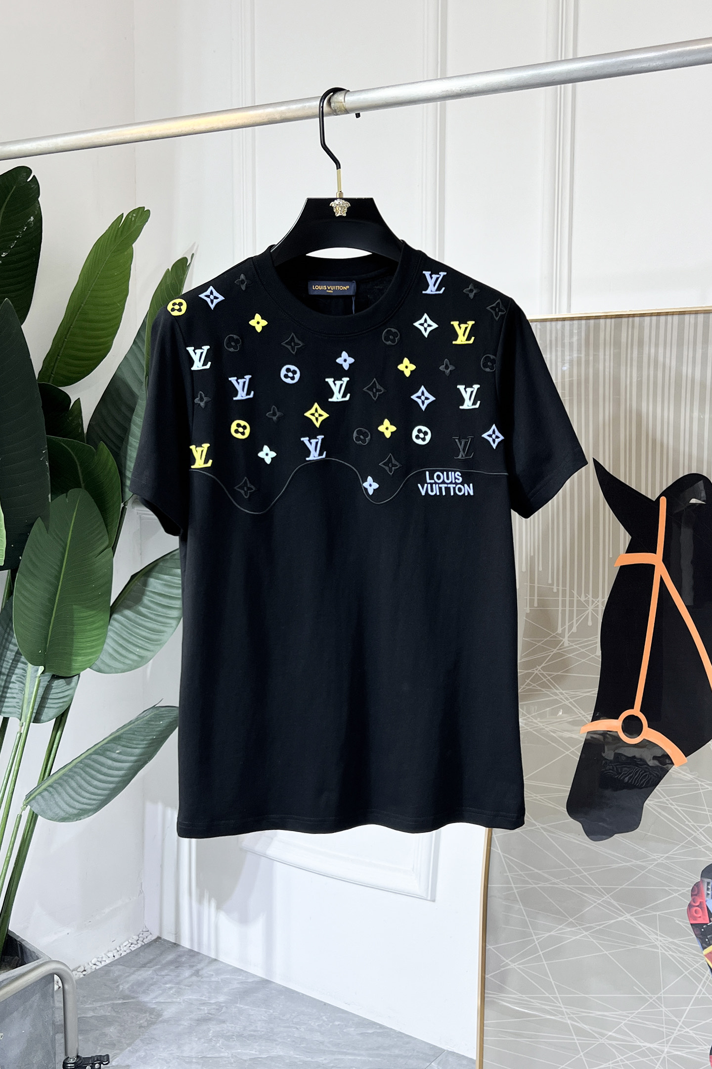 NO:521999,LV- 2025ss Snake Year New Year Spring and Summer Boutique Short-sleeved T-shirts Synchronized by the official website High-end quality Customized top-level pure fabrics, 1:1 made by top manufacturers, fashionable big brand heavy craftsmanship logo design, soft and delicate touch, skin-friendly and comfortable to wear, versatile and casual, the upper body is very good, handsome, a must-have for trendy men Size M-3XL Maximum wearable 200 pounds!  ,,louis vuitton,T-shirt,tees,t-shirt,alexander wang19860909LV- 2025ss蛇年贺岁款春夏精品短袖T恤 官网同步 高端品质 定制顶级纯面料,顶级大厂1:1制作,时尚大牌重工艺logo设计,手感柔软细腻 穿着亲肤舒适 百搭休闲 上身非常赞 帅气 潮男必备品 尺码M-3XL 最大可穿200斤！,,louis vuitton,T-shirt,tees，t-shirt,alexander wang,Men's clothing