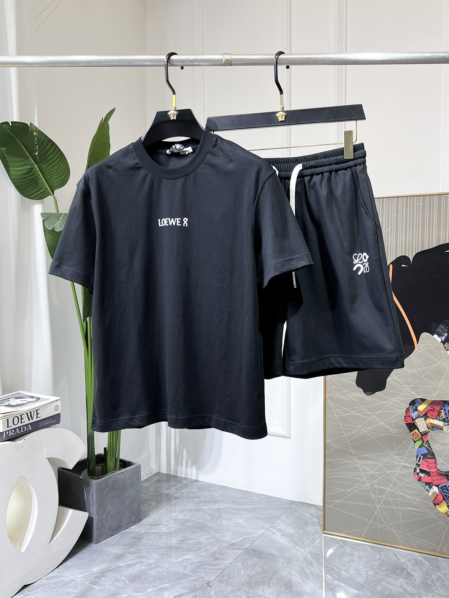 NO:523146,Luo Yiwei - 2025ss Snake Year Spring Clothing New Casual Short Sleeve Set!  Celebrities’ favorite fashion casual suits, simple and generous, craft design on the official website!  Clean and neat tailored, full of urban style. It is available for exclusive top custom fabrics, soft and dry, and the upper body has a crisp and stylish effect. The three-dimensional cutting process and the style are all high-standard and appropriate silhouette versions!  It’s not tight, just feel good when you wear it. With so many top-quality raw materials, you can create high-end products with unparalleled value. The first choice for high-end fashion fashion people with a complete range of three standards, and the upper body effect is super good!  Code number M-3XL, loewe, T-shirt, alexander wang19860909罗意威 - 2025ss蛇年春装新品休闲短袖套装！明星最爱时装味休闲套装 简单大方,官网11工艺设计！干净利落剪裁 都市风十足 可供独家顶级定制面料,手感软糯干爽,上身效果挺括有型.立体裁剪工艺,版型上都是高标准,恰当好处的廓型版！又恰恰不紧绷,穿上心情就好,如此众多的顶级原料,打造出价值感无与伦比的高端产品,三标齐全高端潮流时尚人士首选,上身效果超级好看！码数M-3XL,,loewe,T-shirt,alexander wang,Men's clothing