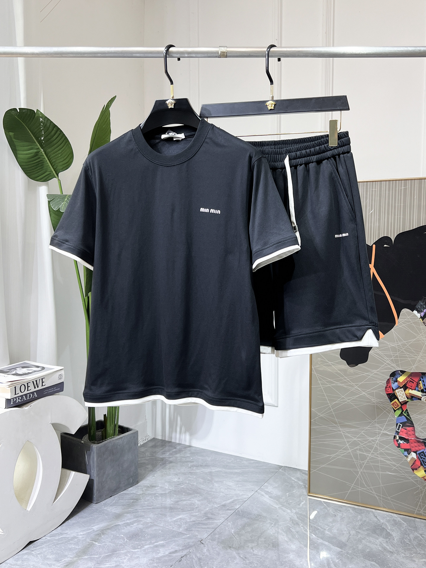 NO:520794,Misunderstanding - 2025ss Snake Year Spring Clothing New Casual Short Sleeve Set!  Celebrities’ favorite fashion casual suits, simple and generous, craft design on the official website!  Clean and neat tailored, full of urban style. It is available for exclusive top custom fabrics, soft and dry, and the upper body has a crisp and stylish effect. The three-dimensional cutting process and the style are all high-standard and appropriate silhouette versions!  It’s not tight, just feel good when you wear it. With so many top-quality raw materials, you can create high-end products with unparalleled value. The first choice for high-end fashion fashion people with a complete range of three standards, and the upper body effect is super good!  Code number M-3XL, T-shirt, alexander wang19860909谬谬 - 2025ss蛇年春装新品休闲短袖套装！明星最爱时装味休闲套装 简单大方,官网11工艺设计！干净利落剪裁 都市风十足 可供独家顶级定制面料,手感软糯干爽,上身效果挺括有型.立体裁剪工艺,版型上都是高标准,恰当好处的廓型版！又恰恰不紧绷,穿上心情就好,如此众多的顶级原料,打造出价值感无与伦比的高端产品,三标齐全高端潮流时尚人士首选,上身效果超级好看！码数M-3XL,,T-shirt,alexander wang,Men's clothing