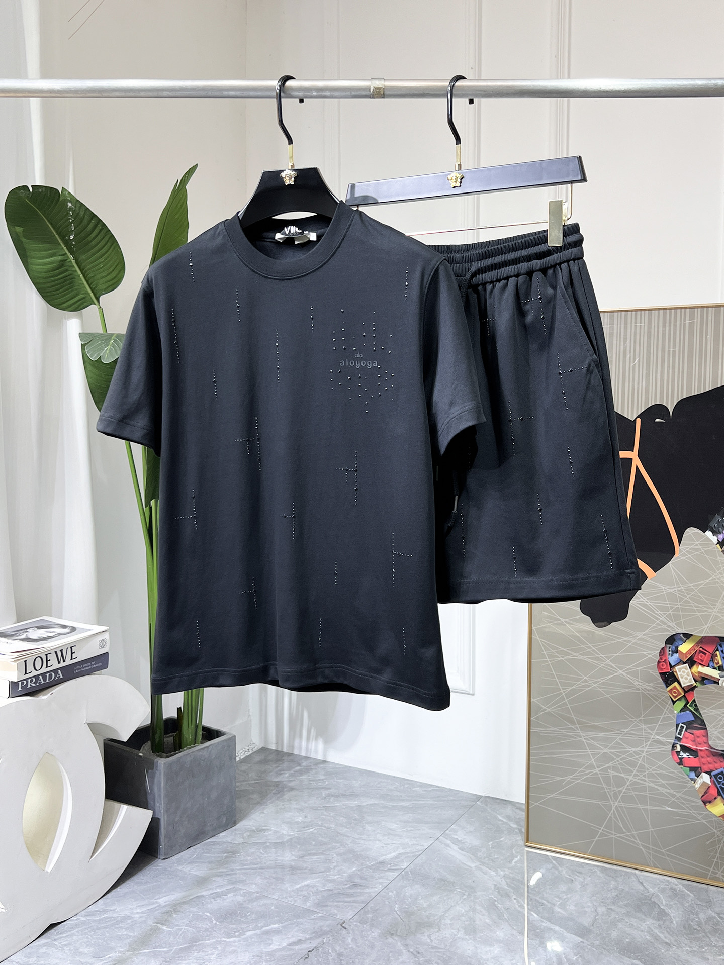 NO:523169,Givenchy - 2025ss Snake Spring Clothing New Casual Short Sleeve Set!  Celebrities’ favorite fashion casual suits, simple and generous, craft design on the official website!  Clean and neat tailored, full of urban style. It is available for exclusive top custom fabrics, soft and dry, and the upper body has a crisp and stylish effect. The three-dimensional cutting process and the style are all high-standard and appropriate silhouette versions!  It’s not tight, just feel good when you wear it. With so many top-quality raw materials, you can create high-end products with unparalleled value. The first choice for high-end fashion fashion people with a complete range of three standards, and the upper body effect is super good!  Code number M-3XL, given, T-shirt, alexander wang19860909纪梵希 - 2025ss蛇年春装新品休闲短袖套装！明星最爱时装味休闲套装 简单大方,官网11工艺设计！干净利落剪裁 都市风十足 可供独家顶级定制面料,手感软糯干爽,上身效果挺括有型.立体裁剪工艺,版型上都是高标准,恰当好处的廓型版！又恰恰不紧绷,穿上心情就好,如此众多的顶级原料,打造出价值感无与伦比的高端产品,三标齐全高端潮流时尚人士首选,上身效果超级好看！码数M-3XL,,givenchy,T-shirt,alexander wang,Men's clothing