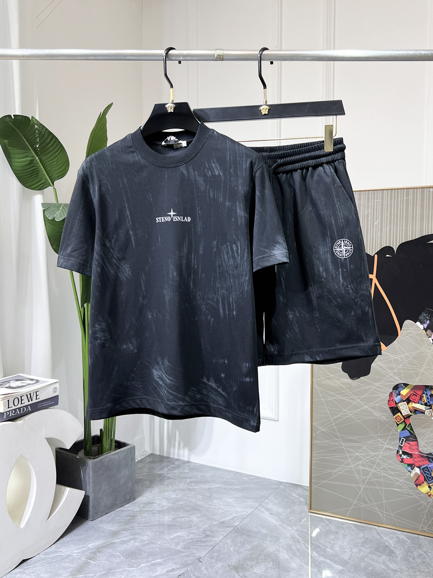 NO:523172,Stone Island - 2025ss Snake Year Spring Clothing New Casual Short Sleeve Set!  Celebrities’ favorite fashion casual suits, simple and generous, craft design on the official website!  Clean and neat tailored, full of urban style. It is available for exclusive top custom fabrics, soft and dry, and the upper body has a crisp and stylish effect. The three-dimensional cutting process and the style are all high-standard and appropriate silhouette versions!  It’s not tight, just feel good when you wear it. With so many top-quality raw materials, you can create high-end products with unparalleled value. The first choice for high-end fashion fashion people with a complete range of three standards, and the upper body effect is super good!  Code number M-3XL, T-shirt, alexander wang19860909石头岛 - 2025ss蛇年春装新品休闲短袖套装！明星最爱时装味休闲套装 简单大方,官网11工艺设计！干净利落剪裁 都市风十足 可供独家顶级定制面料,手感软糯干爽,上身效果挺括有型.立体裁剪工艺,版型上都是高标准,恰当好处的廓型版！又恰恰不紧绷,穿上心情就好,如此众多的顶级原料,打造出价值感无与伦比的高端产品,三标齐全高端潮流时尚人士首选,上身效果超级好看！码数M-3XL,,T-shirt,alexander wang,Men's clothing