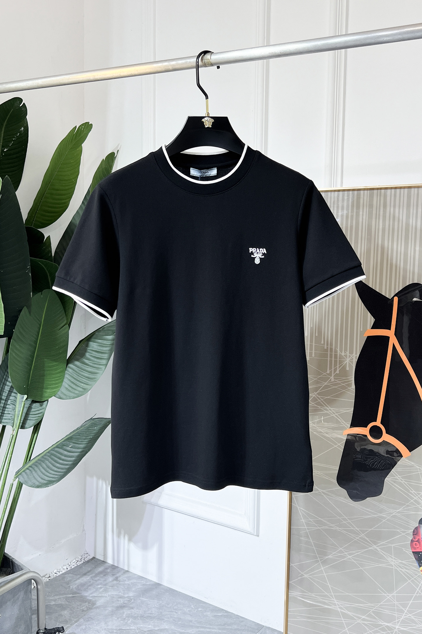 NO:522003,Prada - 2025ss Snake Year New Year Spring and Summer Boutique Short-sleeved T-shirts Synchronized by the official website High-end quality Customized top pure fabrics, 1:1 made by top manufacturers, fashionable big brand heavy craftsmanship logo design, soft and delicate touch, skin-friendly and comfortable to wear, versatile and casual, the upper body is very good, handsome, a must-have for trendy men Size M-3XL Maximum wearable 200 pounds!  ,,prada,T-shirt,tees,t-shirt,alexander wang19860909普拉达- 2025ss蛇年贺岁款春夏精品短袖T恤 官网同步 高端品质 定制顶级纯面料,顶级大厂1:1制作,时尚大牌重工艺logo设计,手感柔软细腻 穿着亲肤舒适 百搭休闲 上身非常赞 帅气 潮男必备品 尺码M-3XL 最大可穿200斤！,,prada,T-shirt,tees，t-shirt,alexander wang,Men's clothing