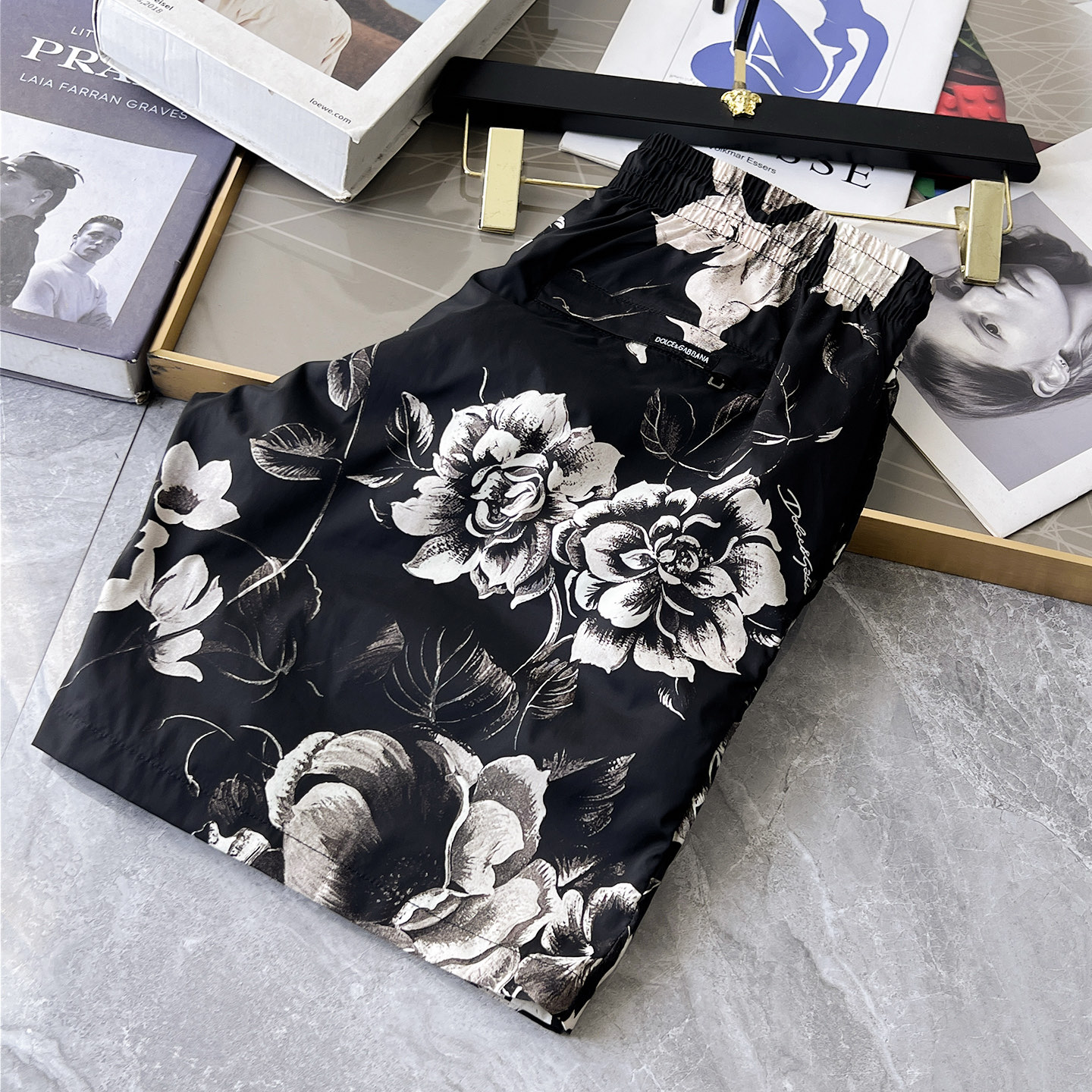 P190🔥🔥DolceGabbana  2025ss夏季新款时尚沙滩裤短裤，经典插画logo．精选优质聚酯纤维面料、手感细腻，夏季必备单品、上身效果超帅气！尺码：44-54