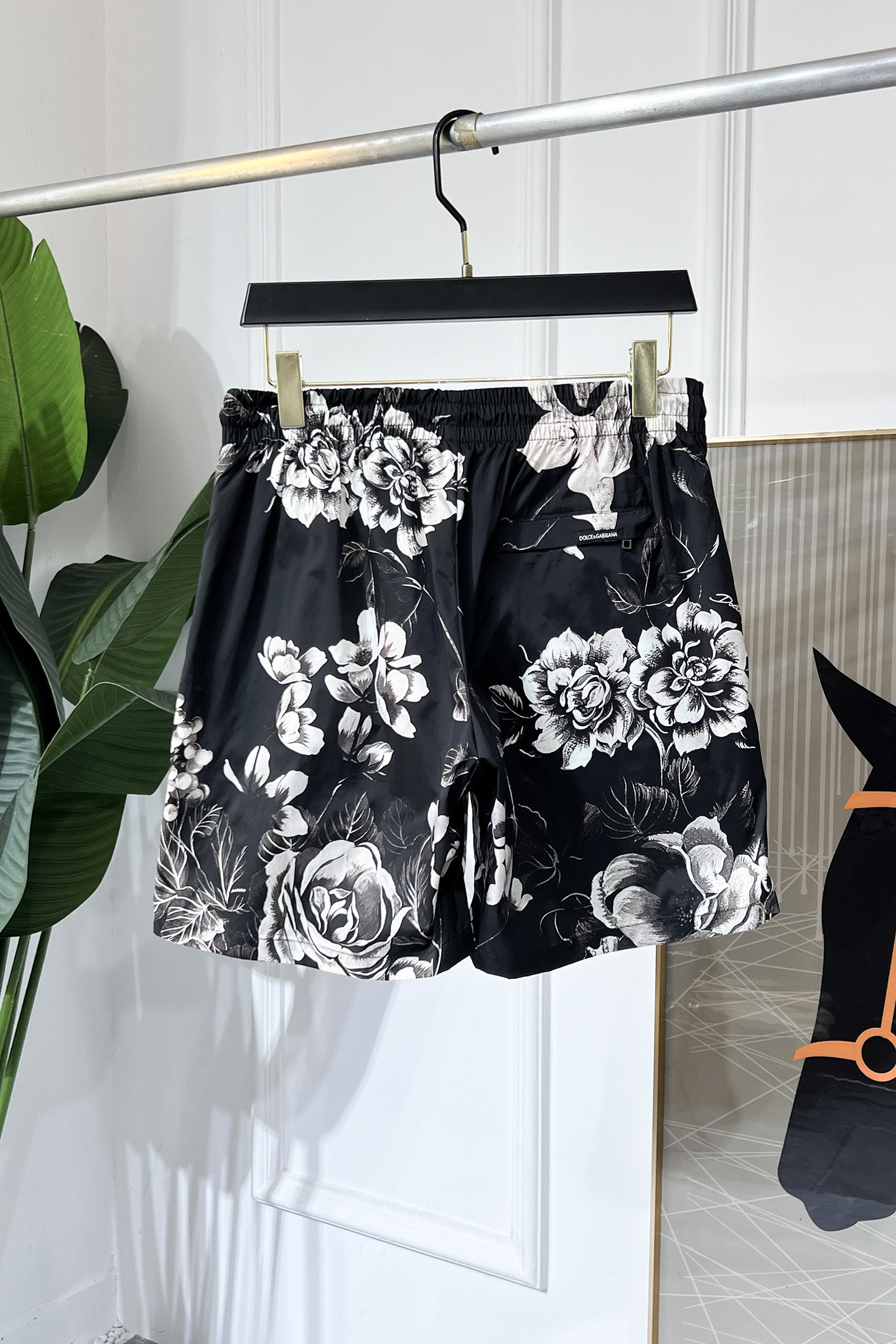 P190🔥🔥DolceGabbana  2025ss夏季新款时尚沙滩裤短裤，经典插画logo．精选优质聚酯纤维面料、手感细腻，夏季必备单品、上身效果超帅气！尺码：44-54