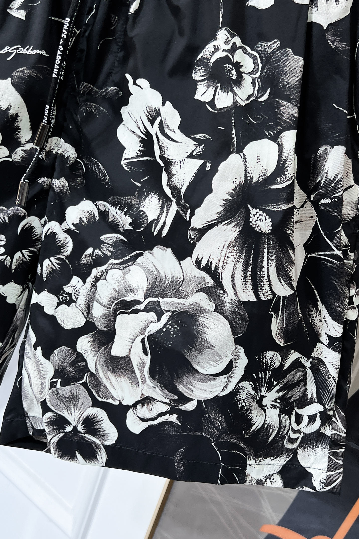 P190🔥🔥DolceGabbana  2025ss夏季新款时尚沙滩裤短裤，经典插画logo．精选优质聚酯纤维面料、手感细腻，夏季必备单品、上身效果超帅气！尺码：44-54
