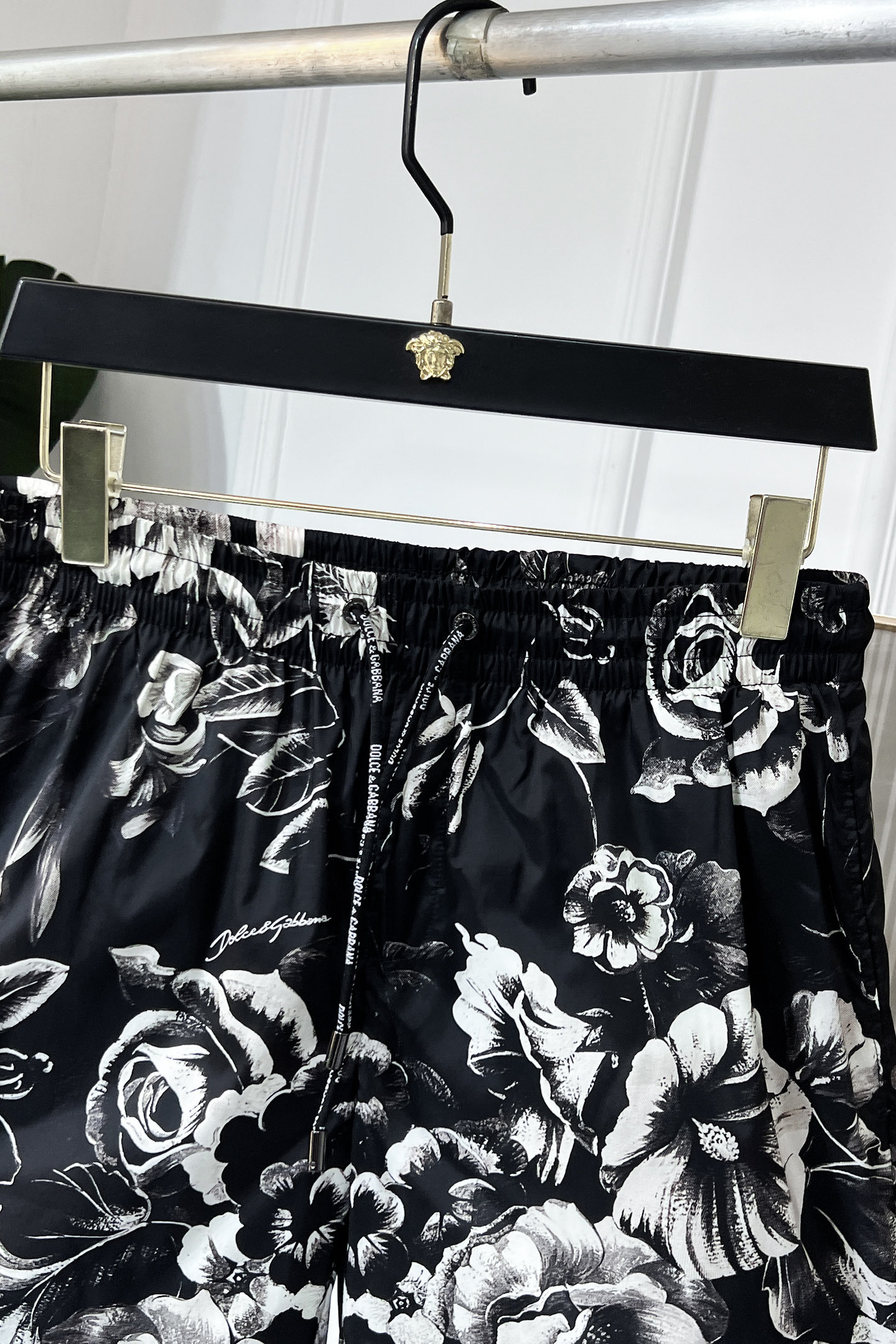 P190🔥🔥DolceGabbana  2025ss夏季新款时尚沙滩裤短裤，经典插画logo．精选优质聚酯纤维面料、手感细腻，夏季必备单品、上身效果超帅气！尺码：44-54