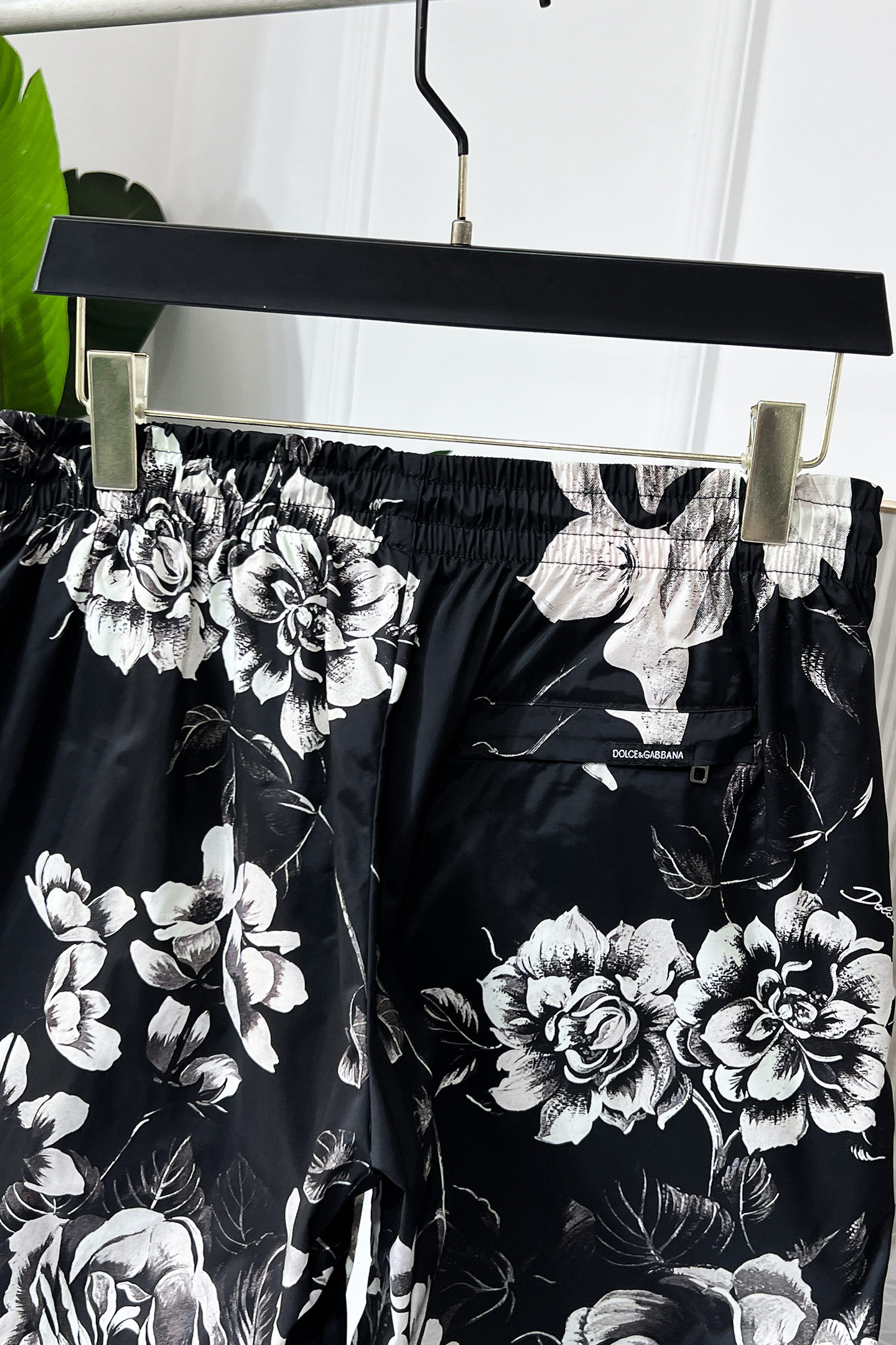 P190🔥🔥DolceGabbana  2025ss夏季新款时尚沙滩裤短裤，经典插画logo．精选优质聚酯纤维面料、手感细腻，夏季必备单品、上身效果超帅气！尺码：44-54