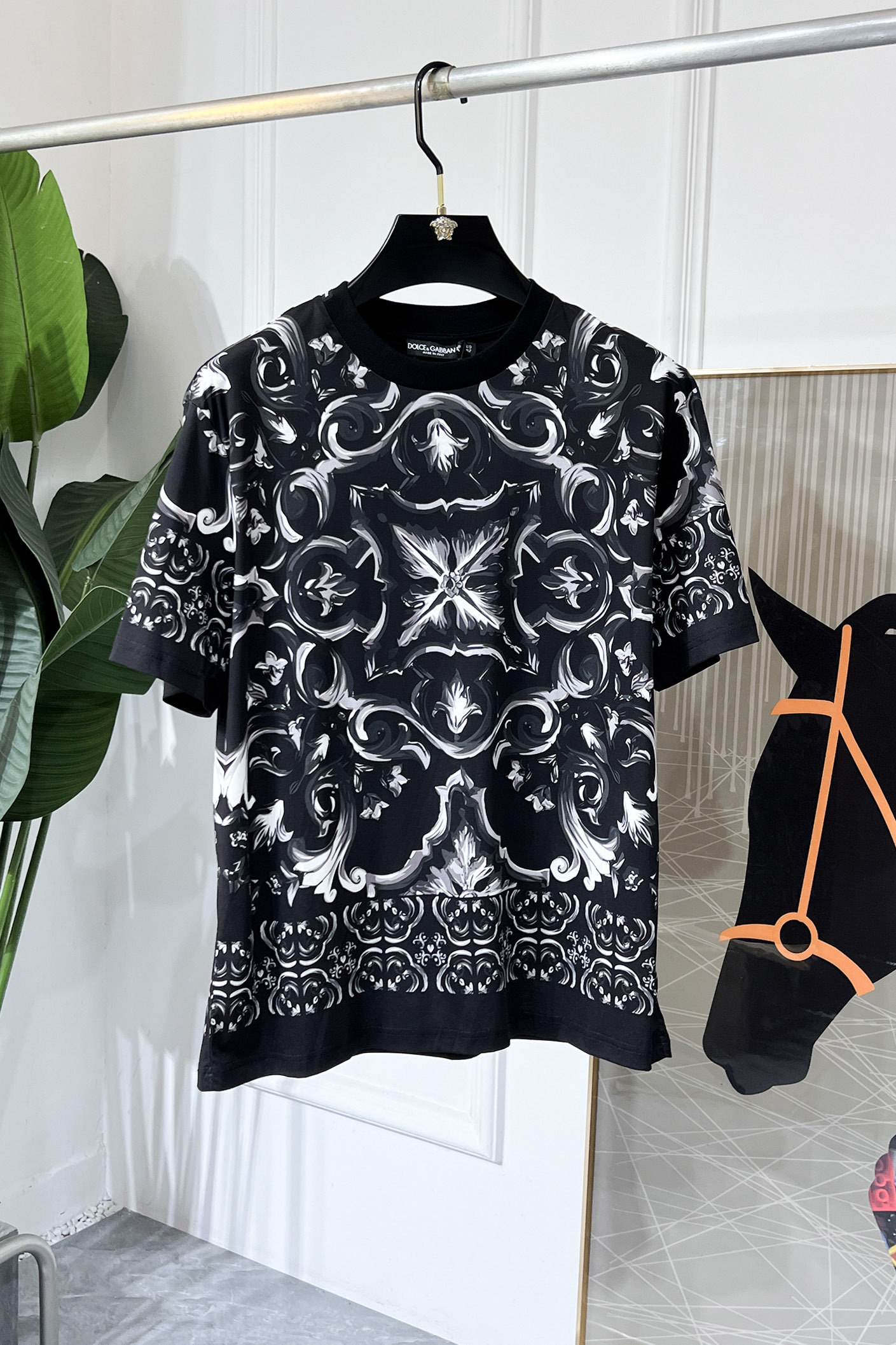 NO:523149,DG- 2025ss Spring and Summer Boutique Short-sleeved T-shirts, official website synchronization, high-end quality, customized top-level pure fabrics, 1:1 made by top manufacturers, fashionable and heavy craftsmanship logo design, soft and delicate touch, skin-friendly and comfortable to wear, versatile and casual, the upper body is very good, handsome, a must-have for trendy men, size 44-54, can be worn 120-210 pounds!  ,T-shirt,tees,t-shirt,alexander wang19860909DG- 2025ss春夏精品短袖T恤 官网同步 高端品质 定制顶级纯面料,顶级大厂1:1制作,时尚大牌重工艺logo设计,手感柔软细腻 穿着亲肤舒适 百搭休闲 上身非常赞 帅气 潮男必备品 尺码44-54 可穿120-210斤！,,T-shirt,tees，t-shirt,alexander wang,Men's clothing