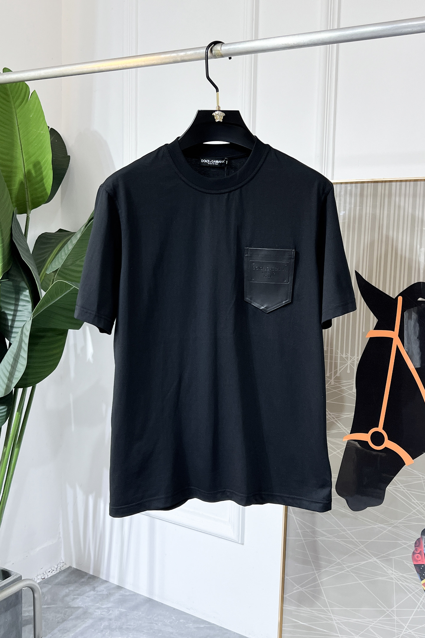 NO:610247,DG-ss spring and summer high-quality short-sleeved T-shirts are synchronized with the official website. High-end quality. Customized top-grade pure fabrics, 1:1 production by top manufacturers, fashionable brand heavy craftsmanship logo design, soft and delicate feel. Skin-friendly and comfortable to wear. Versatile and casual. The upper body is very good. Handsome. A must-have for trendy men. Size 44-54 can wear 120-200 pounds!  ,,T-shirt,tees,t-shirt,alexander wang19860909DG- ss春夏精品短袖T恤 官网同步 高端品质 定制顶级纯面料,顶级大厂1:1制作,时尚大牌重工艺logo设计,手感柔软细腻 穿着亲肤舒适 百搭休闲 上身非常赞 帅气 潮男必备品 尺码44-54 可穿120-200斤！,,T-shirt,tees，t-shirt,alexander wang,Men's clothing