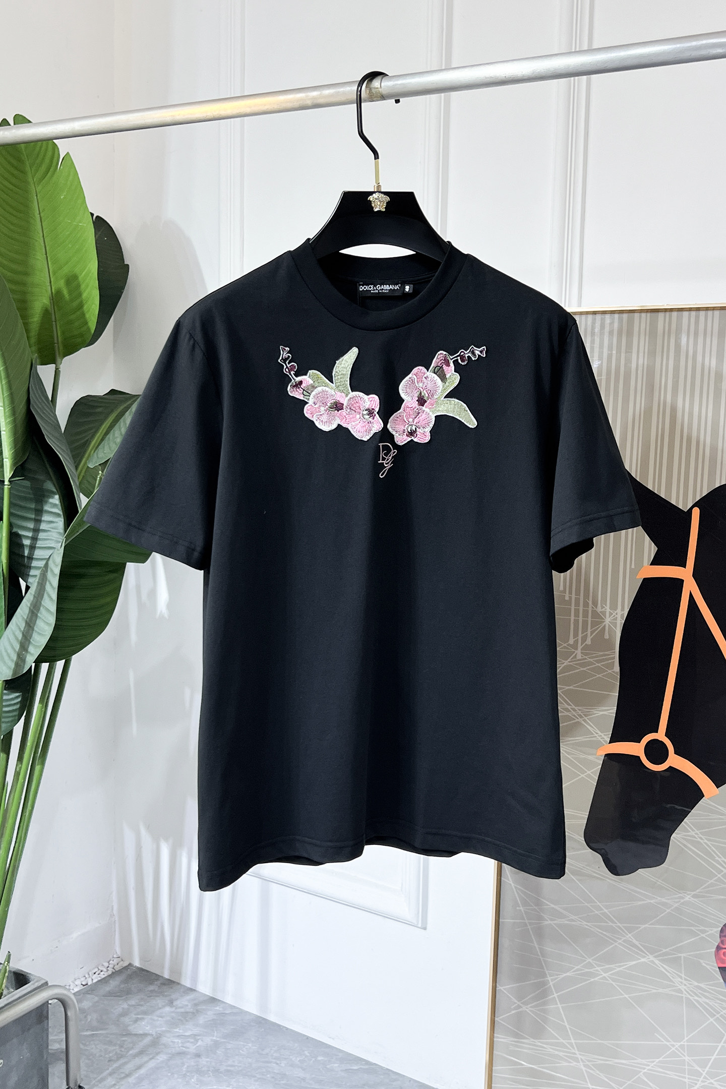 NO:526420,DG- 2025ss Spring and Summer Boutique Short-sleeved T-shirts, official website synchronization, high-end quality, customized top-level pure fabrics, 1:1 made by top manufacturers, fashionable and heavy craftsmanship logo design, soft and delicate touch, skin-friendly and comfortable to wear, versatile and casual, the upper body is very good, handsome, a must-have for trendy men, size 44-54, 120-200 pounds to wear!  ,T-shirt,tees,t-shirt,alexander wang19860909DG- 2025ss春夏精品短袖T恤 官网同步 高端品质 定制顶级纯面料,顶级大厂1:1制作,时尚大牌重工艺logo设计,手感柔软细腻 穿着亲肤舒适 百搭休闲 上身非常赞 帅气 潮男必备品 尺码44-54 可穿120-200斤！,,T-shirt,tees，t-shirt,alexander wang,Men's clothing