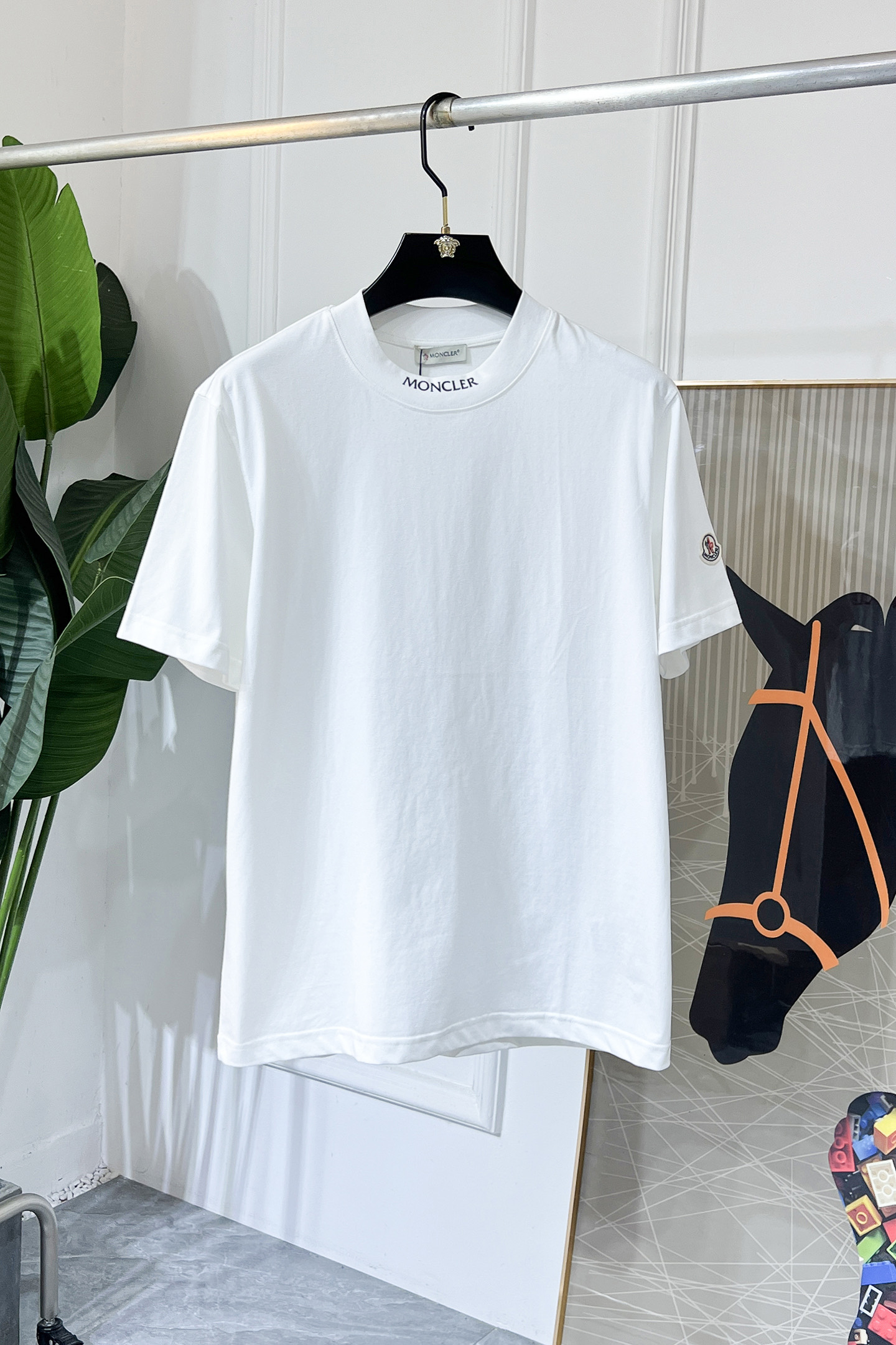 NO:526421,The 2025ss Spring and Summer Boutique Short-sleeved T-shirts are synchronized on the official website. High-end quality. Customized top-level pure fabrics, 1:1 made by top manufacturers. Fashionable and heavy craftsmanship logo design. It feels soft and delicate. It is skin-friendly and comfortable to wear. It is versatile and casual. The upper body is very good. Handsome. A must-have for trendy men. Size S-XXL can wear 120-200 pounds!  ,Moncler,T-shirt,tees,t-shirt,alexander wang19860909蒙口- 2025ss春夏精品短袖T恤 官网同步 高端品质 定制顶级纯面料,顶级大厂1:1制作,时尚大牌重工艺logo设计,手感柔软细腻 穿着亲肤舒适 百搭休闲 上身非常赞 帅气 潮男必备品 尺码S-XXL可穿120-200斤！,,Moncler,T-shirt,tees，t-shirt,alexander wang,Men's clothing